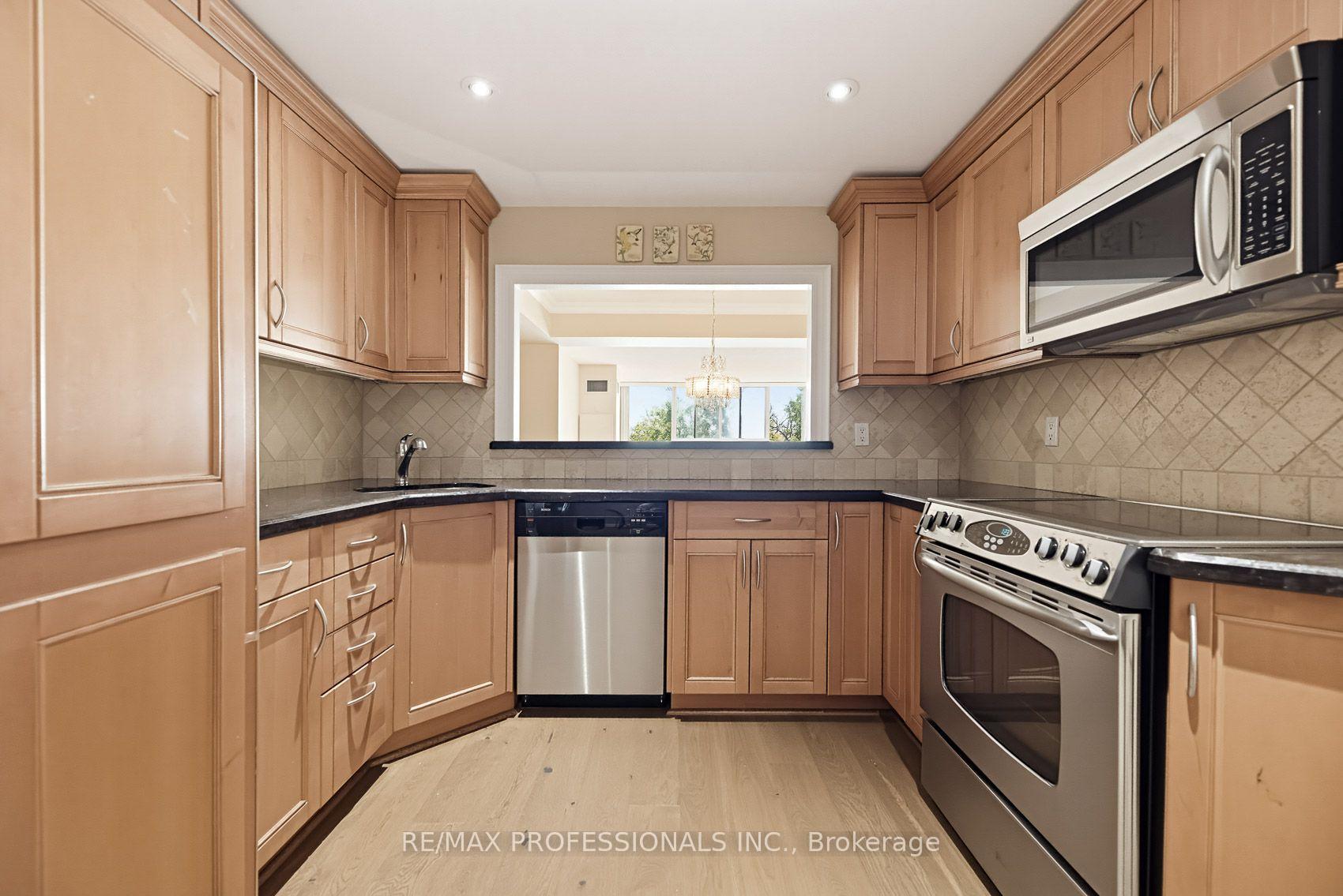 Photo 13 of Unit 304, 1271 Walden Circle, Mississauga, Clarkson — HOMEH