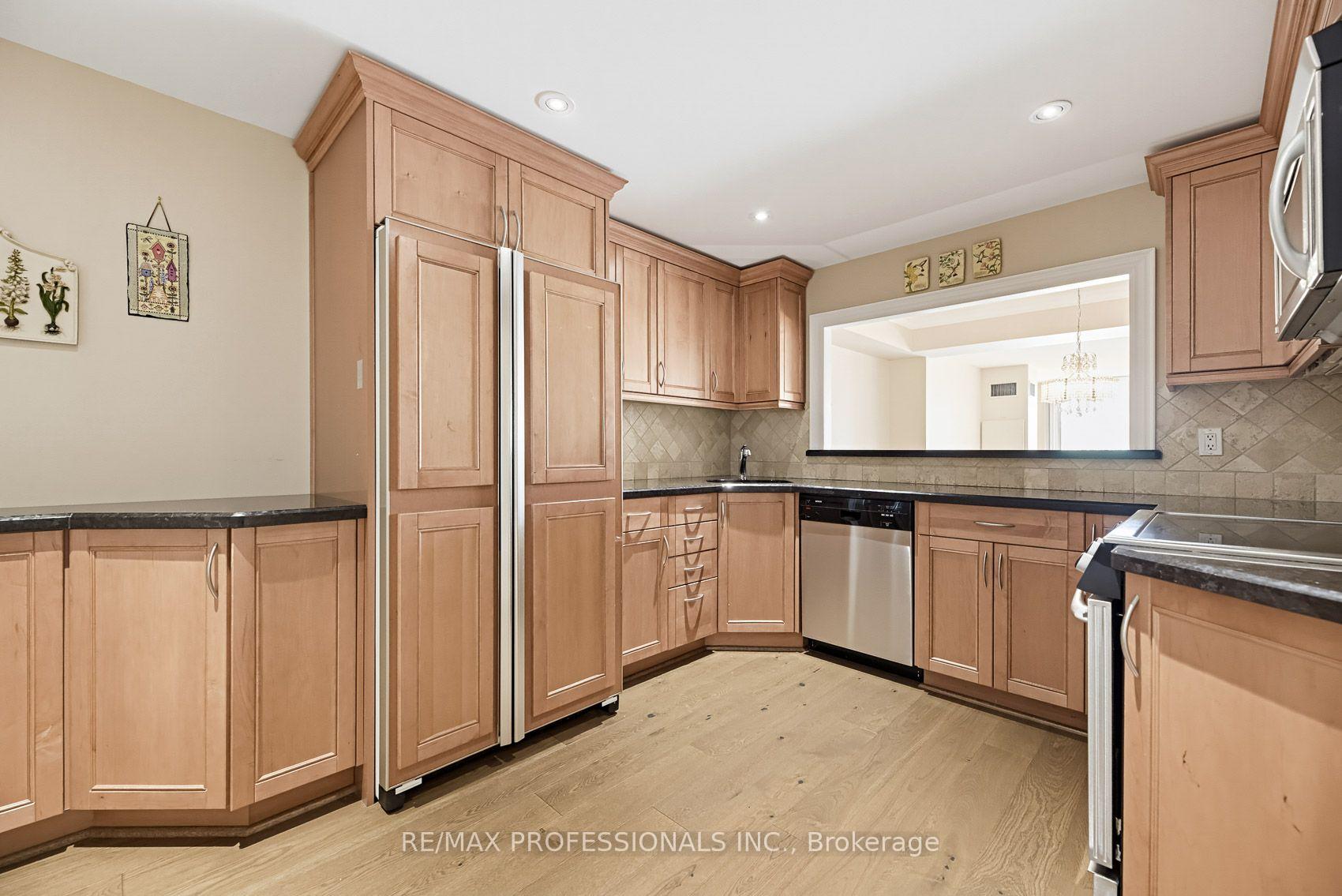 Photo 14 of Unit 304, 1271 Walden Circle, Mississauga, Clarkson — HOMEH