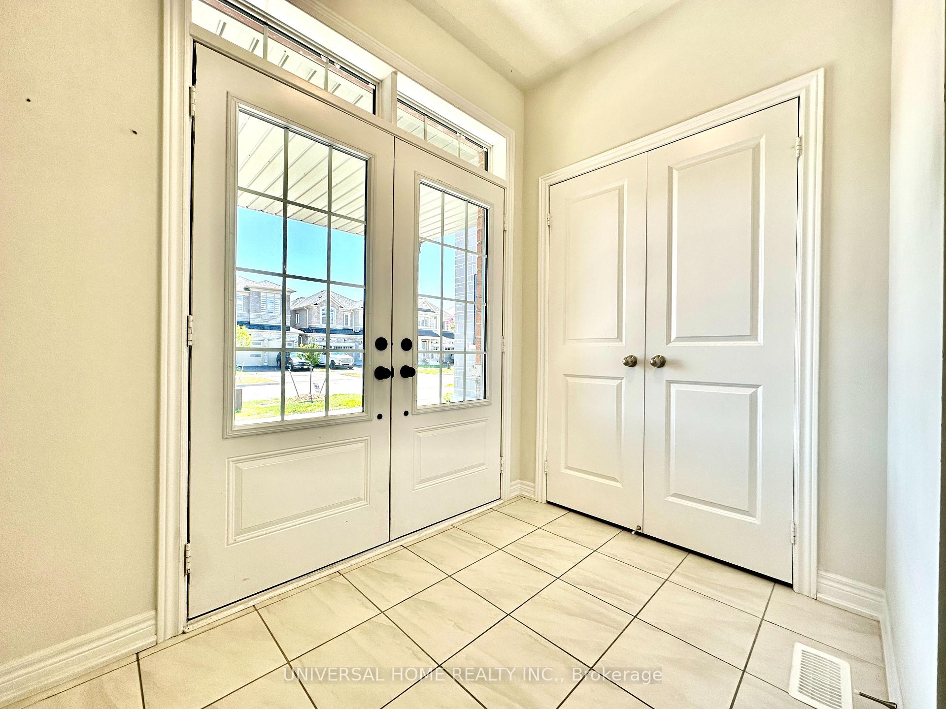Photo 3 of 152 Mckean Drive, Whitchurch-Stouffville, Stouffville — HOMEH