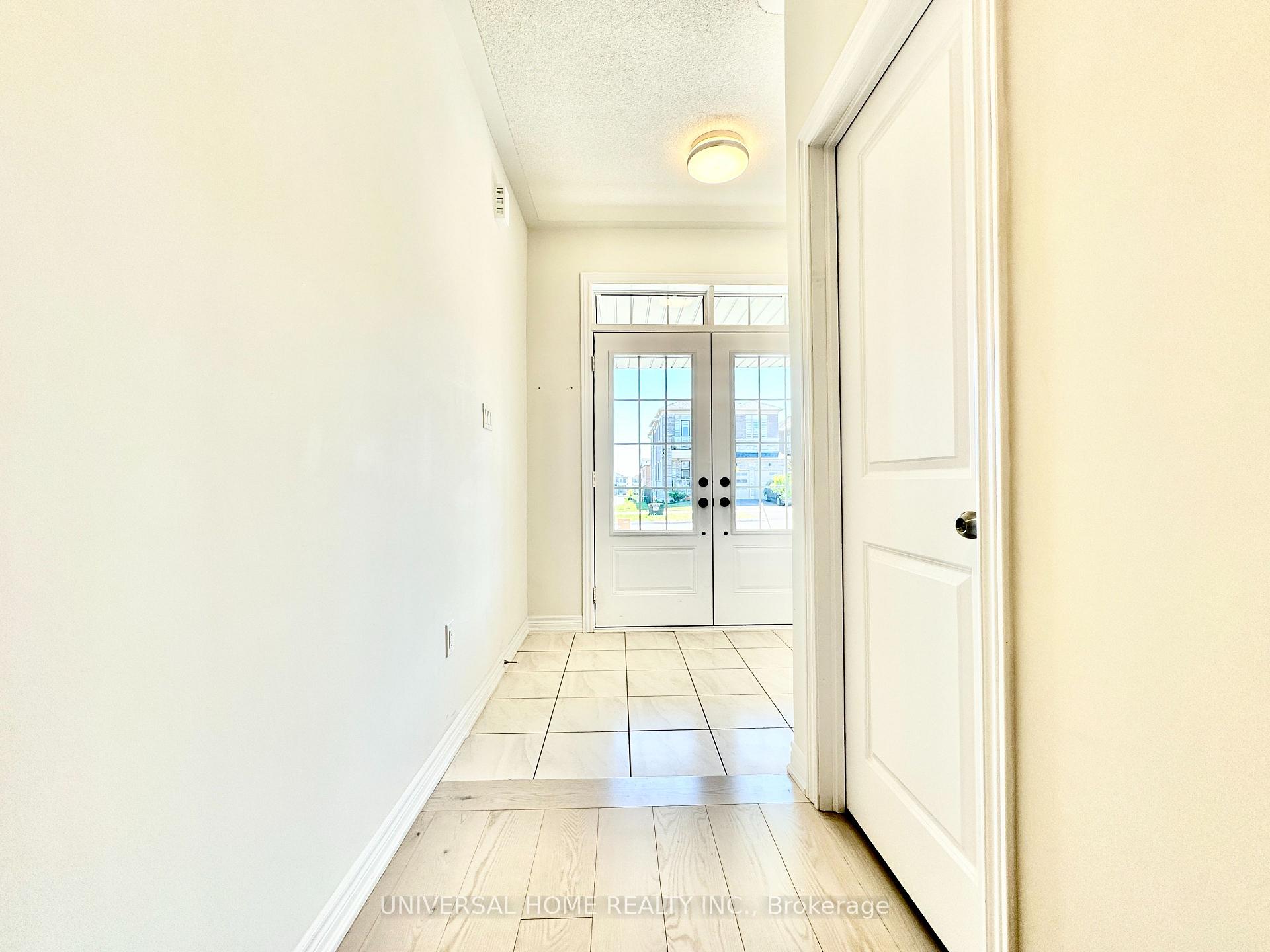 Photo 5 of 152 Mckean Drive, Whitchurch-Stouffville, Stouffville — HOMEH