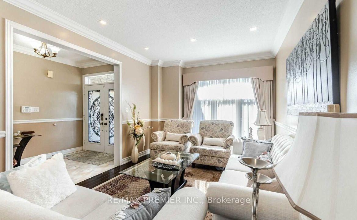 Photo 3 of 139 Haymer Drive, Vaughan, Maple — HOMEH