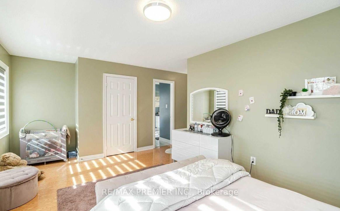 Photo 4 of 139 Haymer Drive, Vaughan, Maple — HOMEH