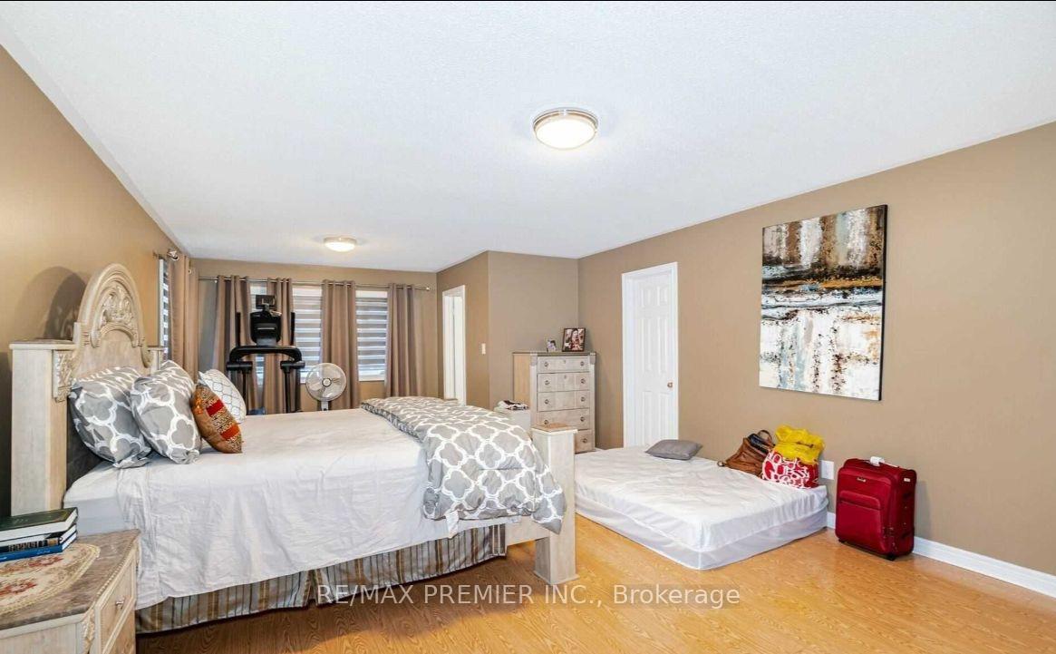 Photo 5 of 139 Haymer Drive, Vaughan, Maple — HOMEH