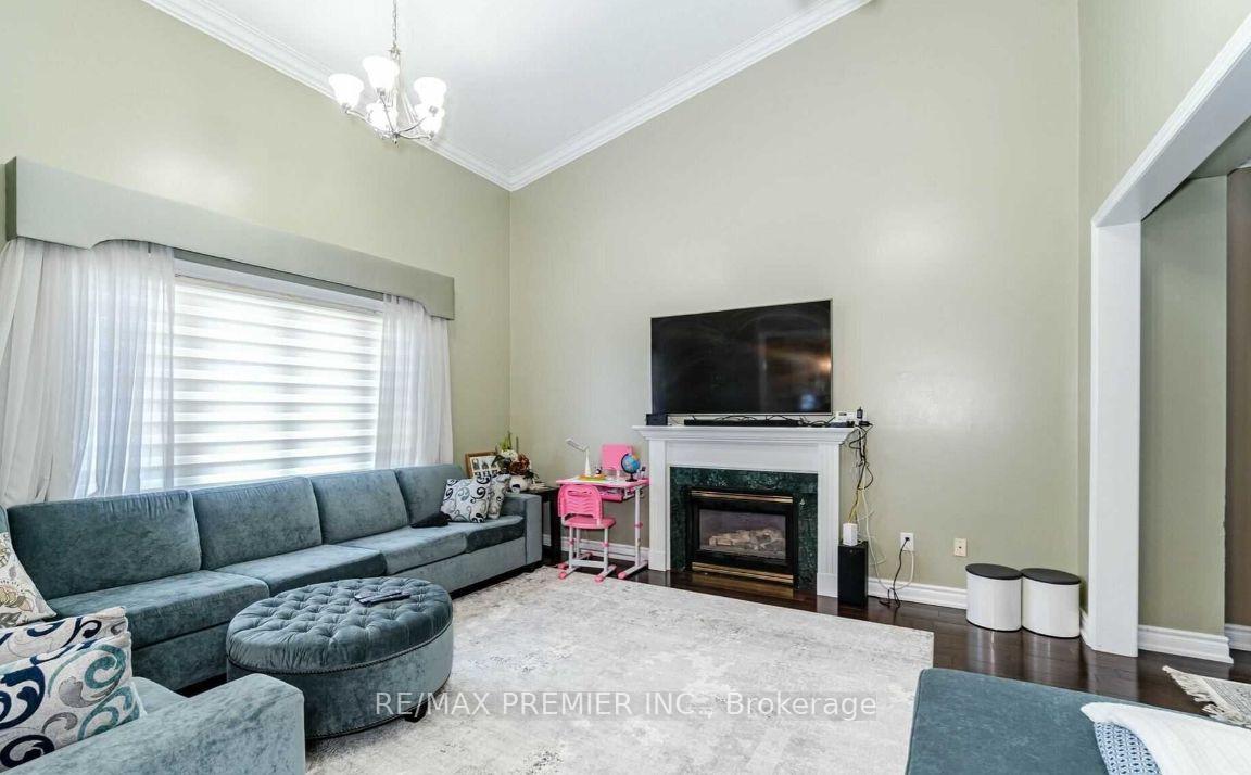 Photo 9 of 139 Haymer Drive, Vaughan, Maple — HOMEH