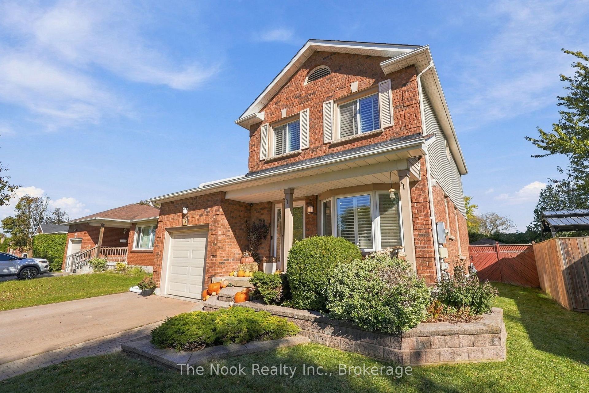 Photo 2 of 19 Sandringham Drive, Clarington, Courtice — HOMEH