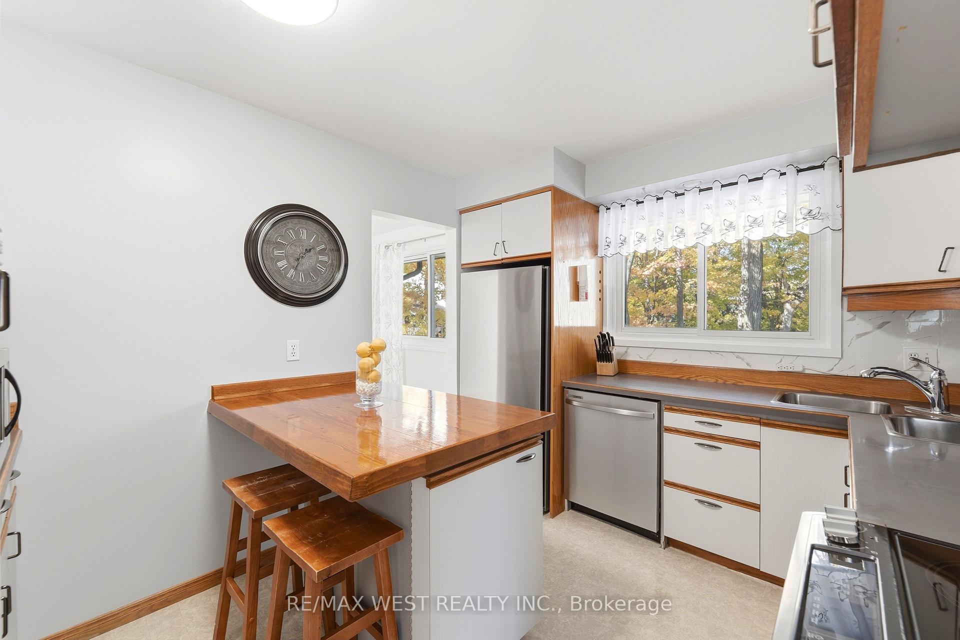 Photo 5 of 1380 Queen's Boulevard, Kitchener, Forest Hill — HOMEH