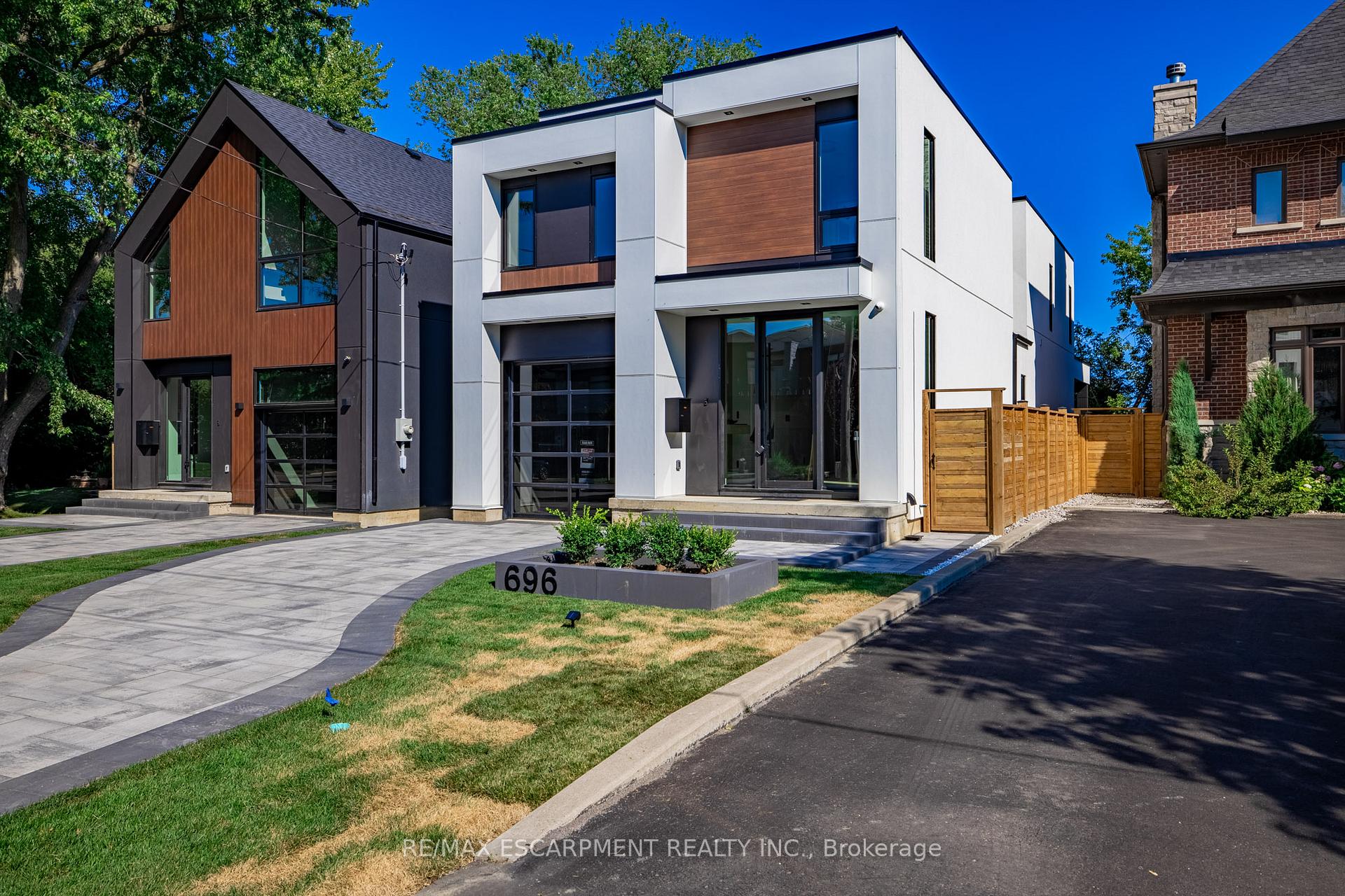 Photo 2 of 696 Montbeck Crescent, Mississauga, Lakeview — HOMEH