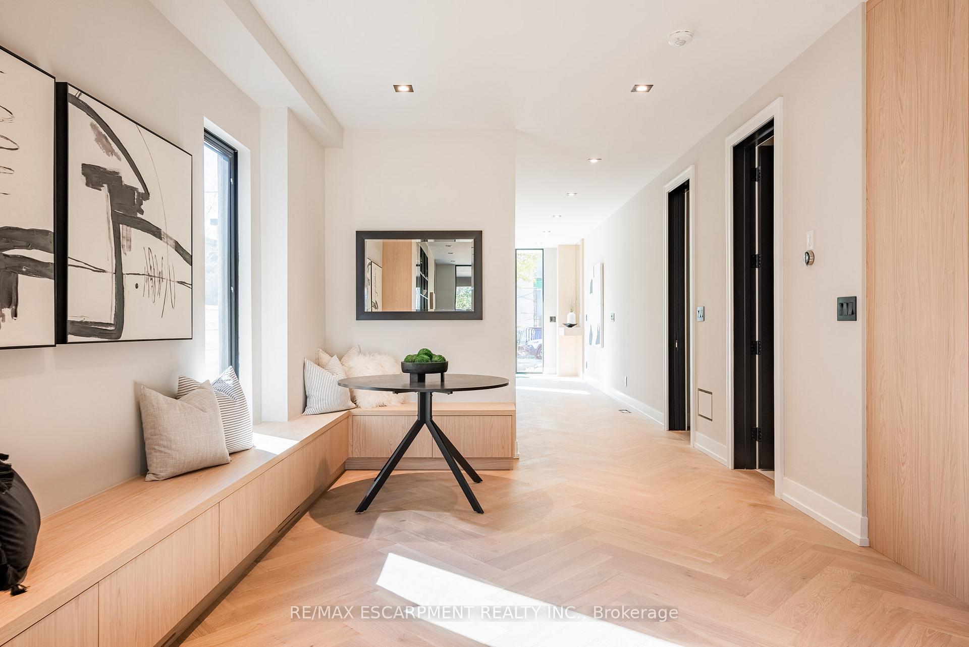 Photo 9 of 696 Montbeck Crescent, Mississauga, Lakeview — HOMEH