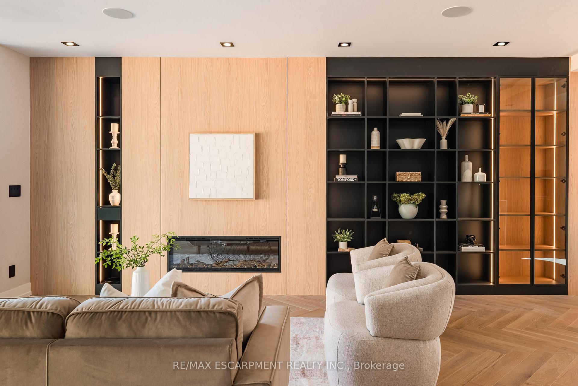 Photo 18 of 696 Montbeck Crescent, Mississauga, Lakeview — HOMEH