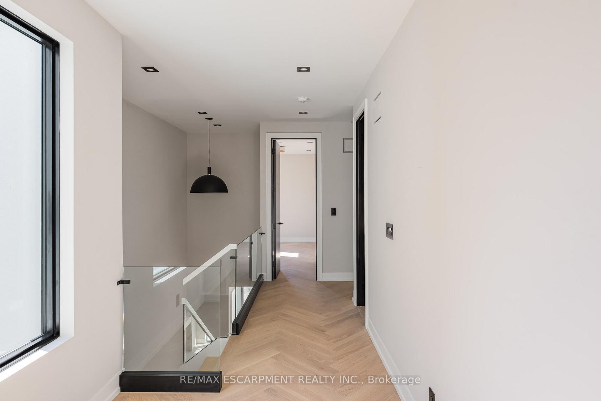 Photo 24 of 696 Montbeck Crescent, Mississauga, Lakeview — HOMEH