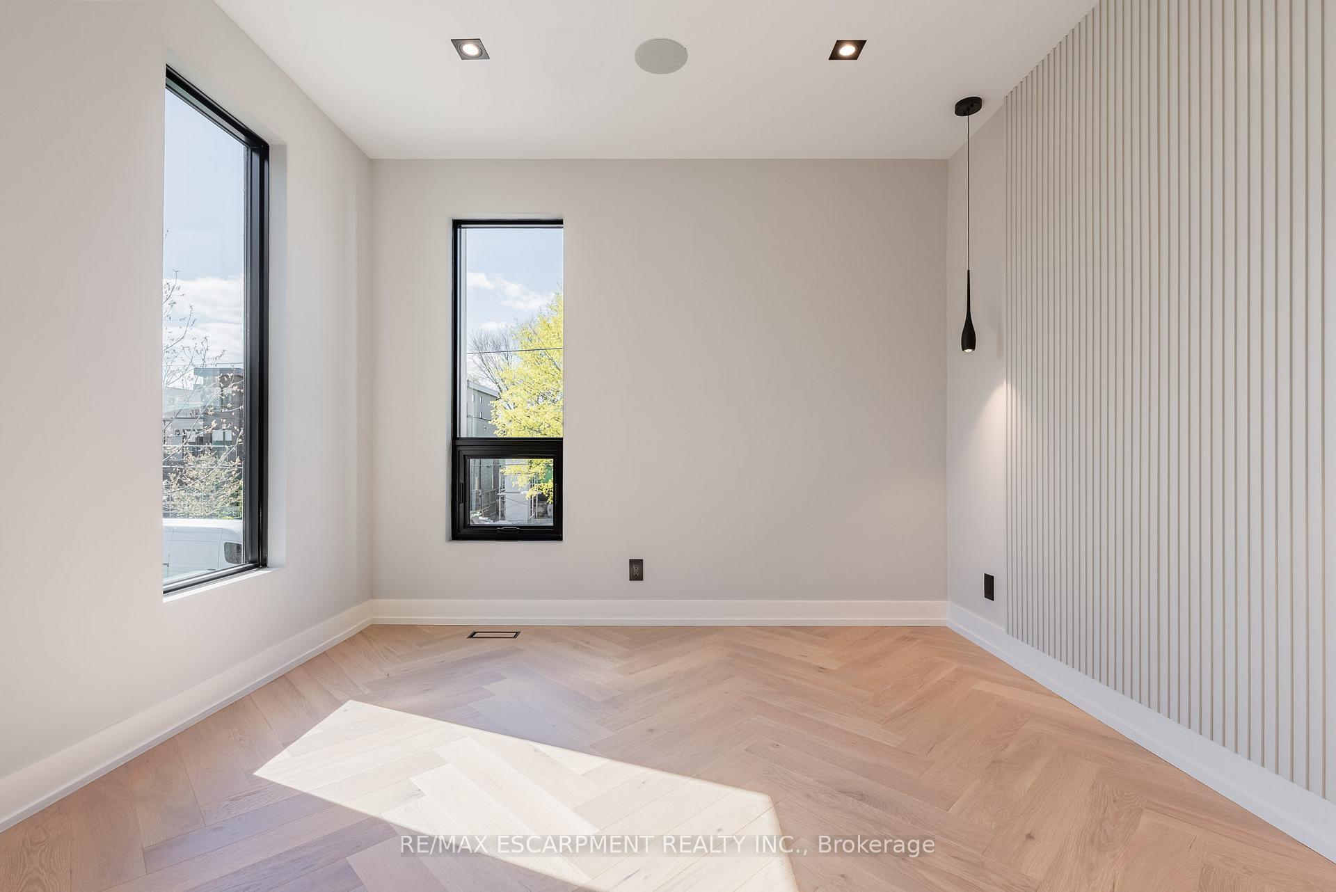 Photo 25 of 696 Montbeck Crescent, Mississauga, Lakeview — HOMEH