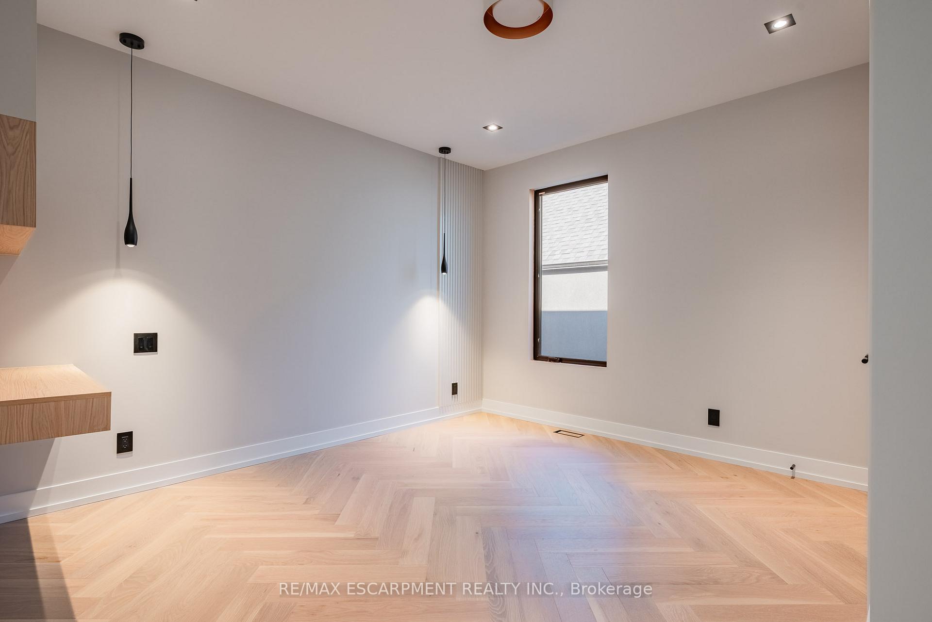 Photo 27 of 696 Montbeck Crescent, Mississauga, Lakeview — HOMEH