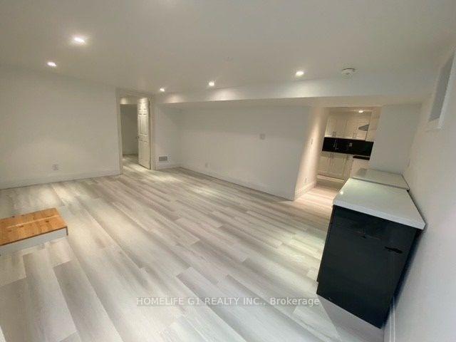 Photo 3 of 17 Crescent Hill S, Brampton, Central Park — HOMEH