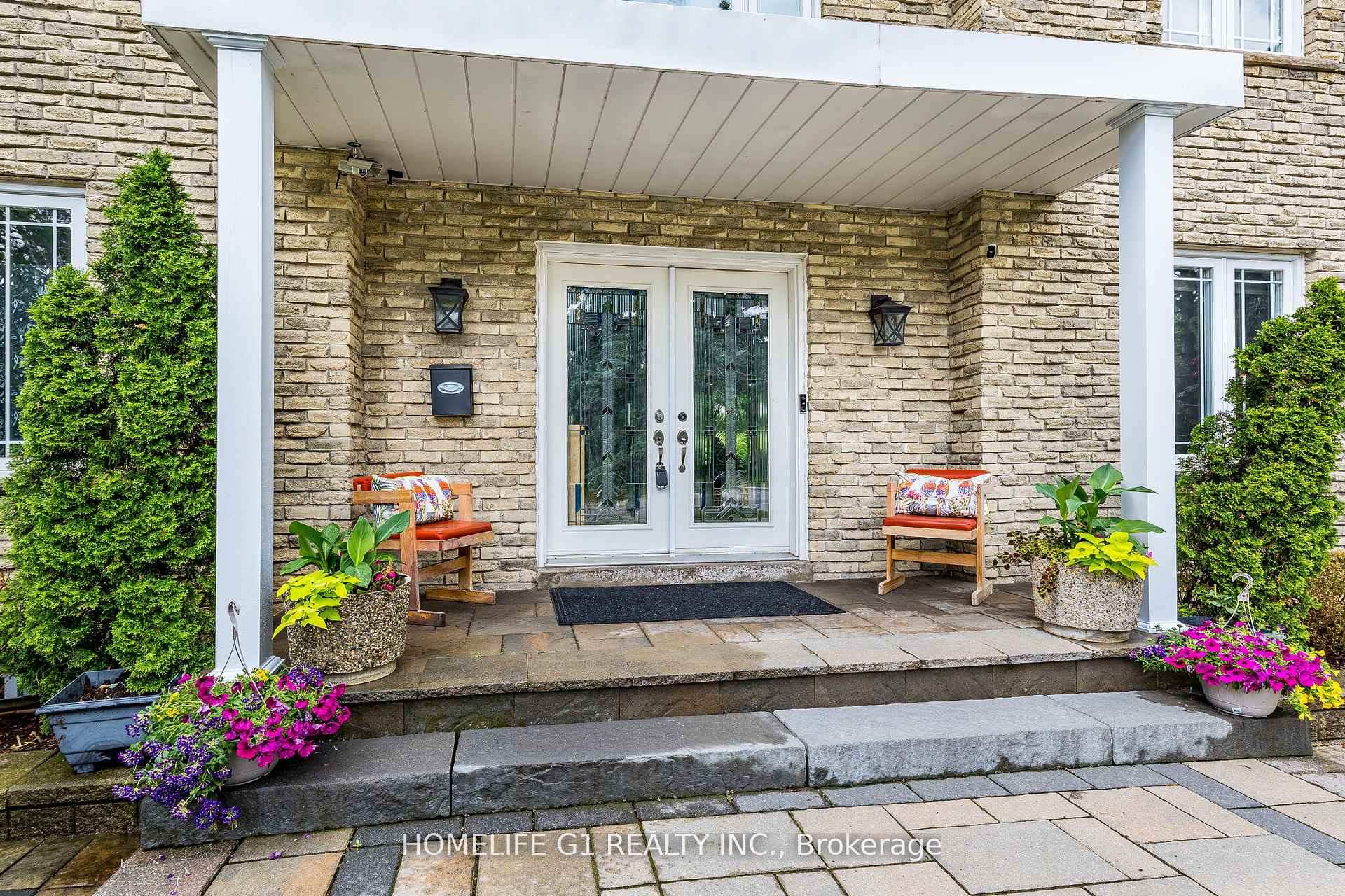 Photo 4 of 17 Crescent Hill S, Brampton, Central Park — HOMEH