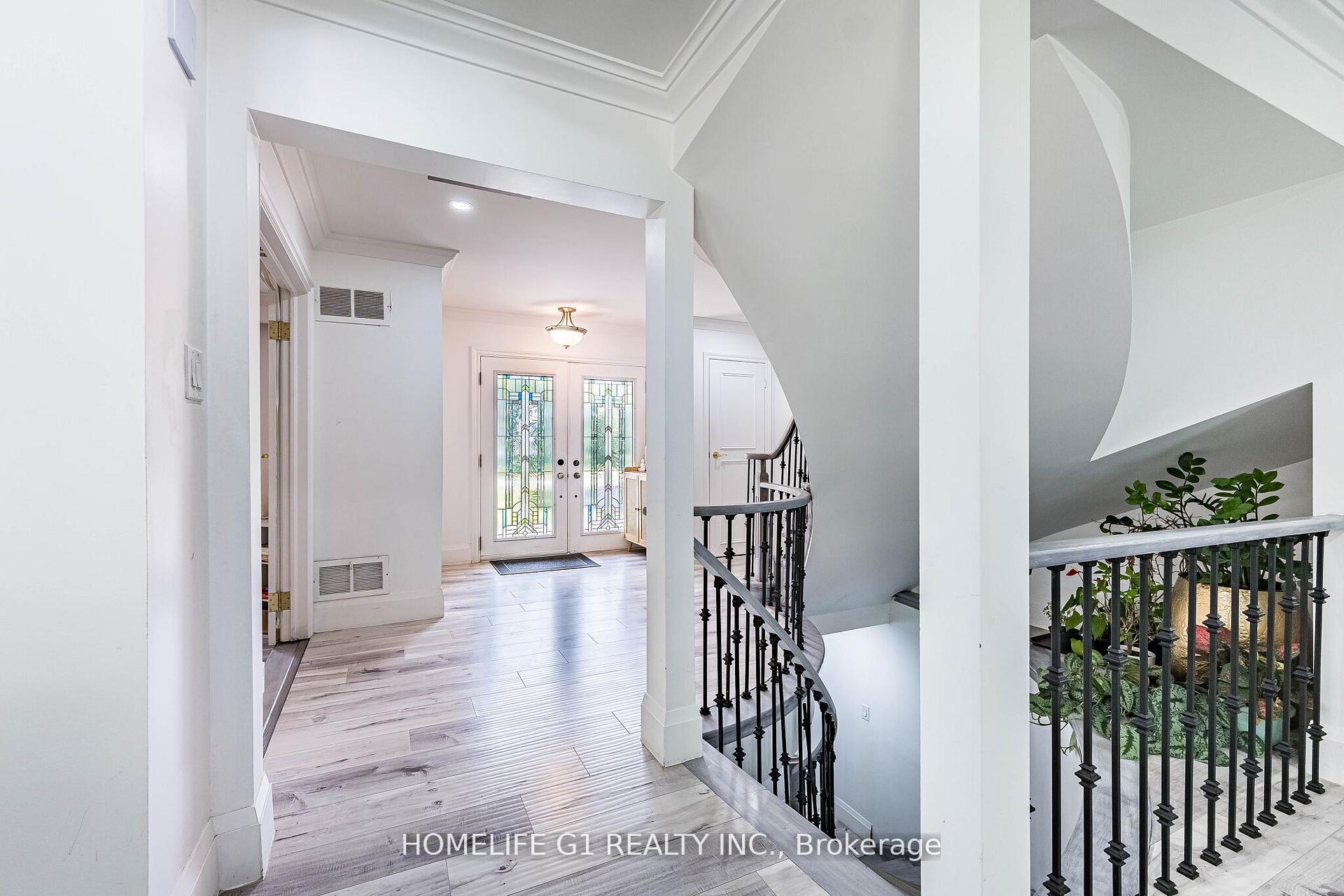 Photo 10 of 17 Crescent Hill S, Brampton, Central Park — HOMEH