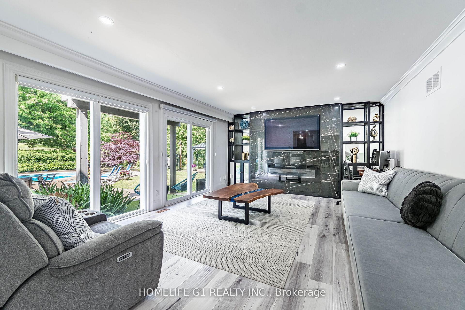 Photo 14 of 17 Crescent Hill S, Brampton, Central Park — HOMEH