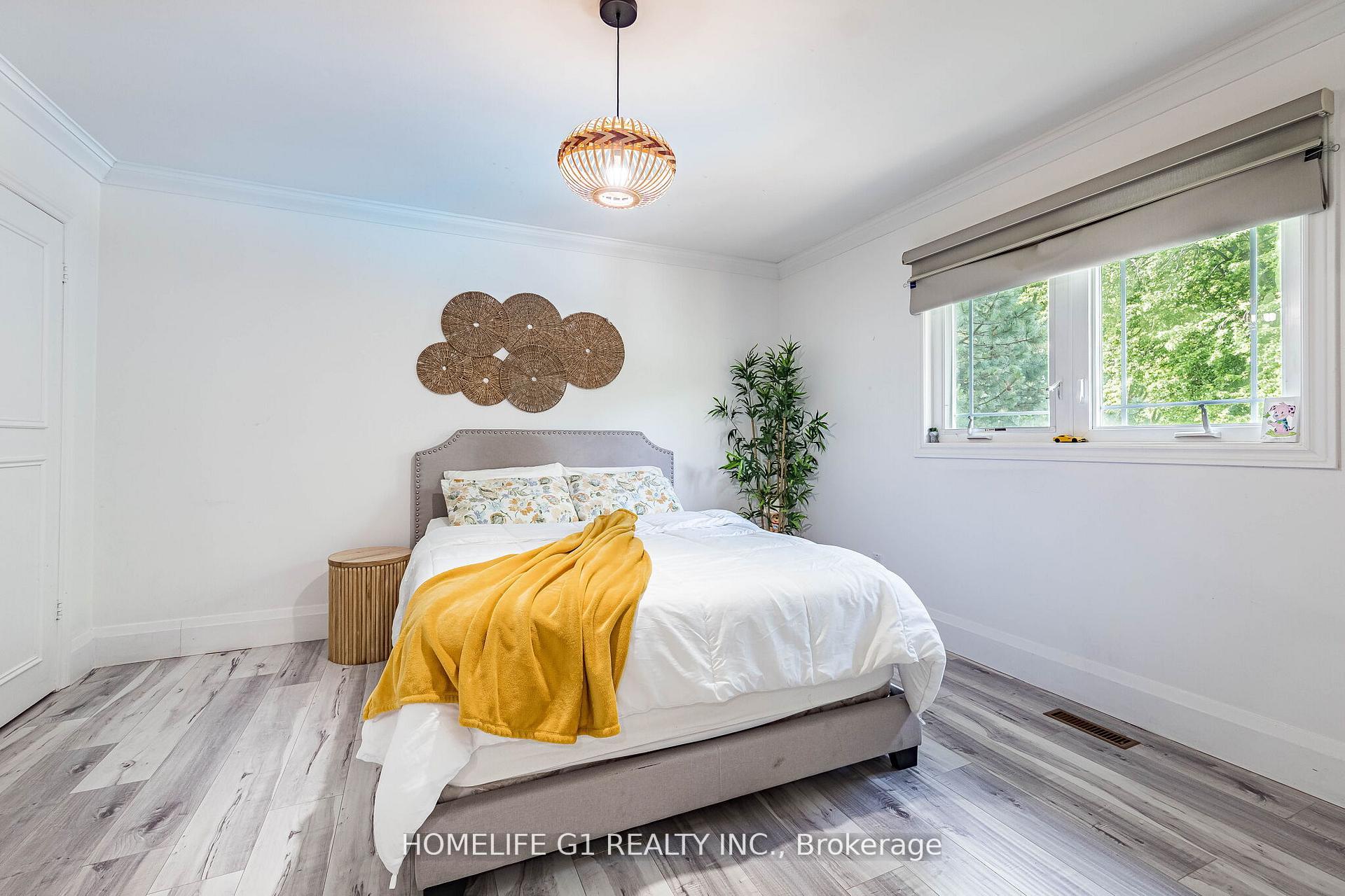 Photo 36 of 17 Crescent Hill S, Brampton, Central Park — HOMEH