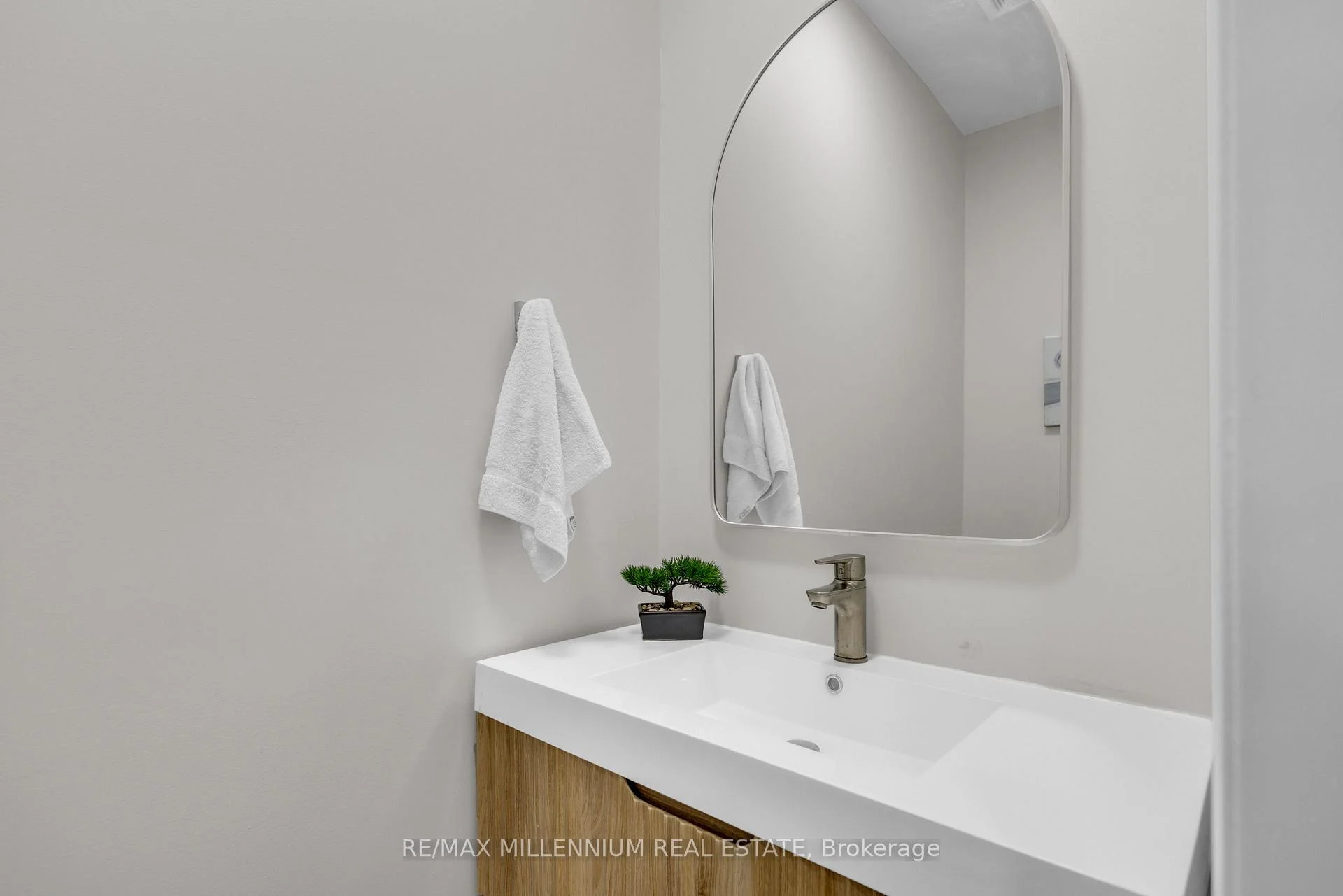 Photo 13 of 5 Kilrea Way, Brampton, Credit Valley — HOMEH