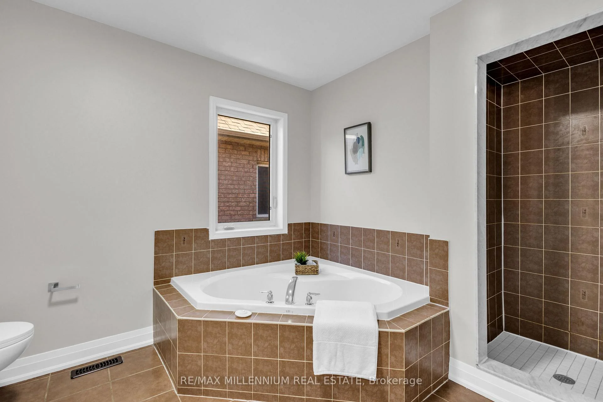Photo 21 of 5 Kilrea Way, Brampton, Credit Valley — HOMEH