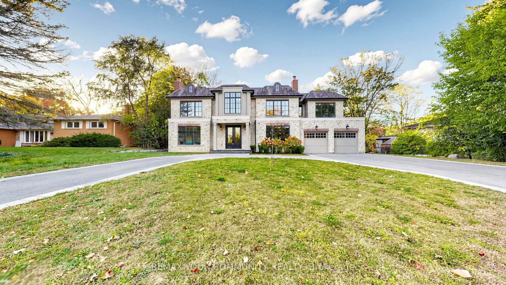 Front of 1427 Lakeshore Road W