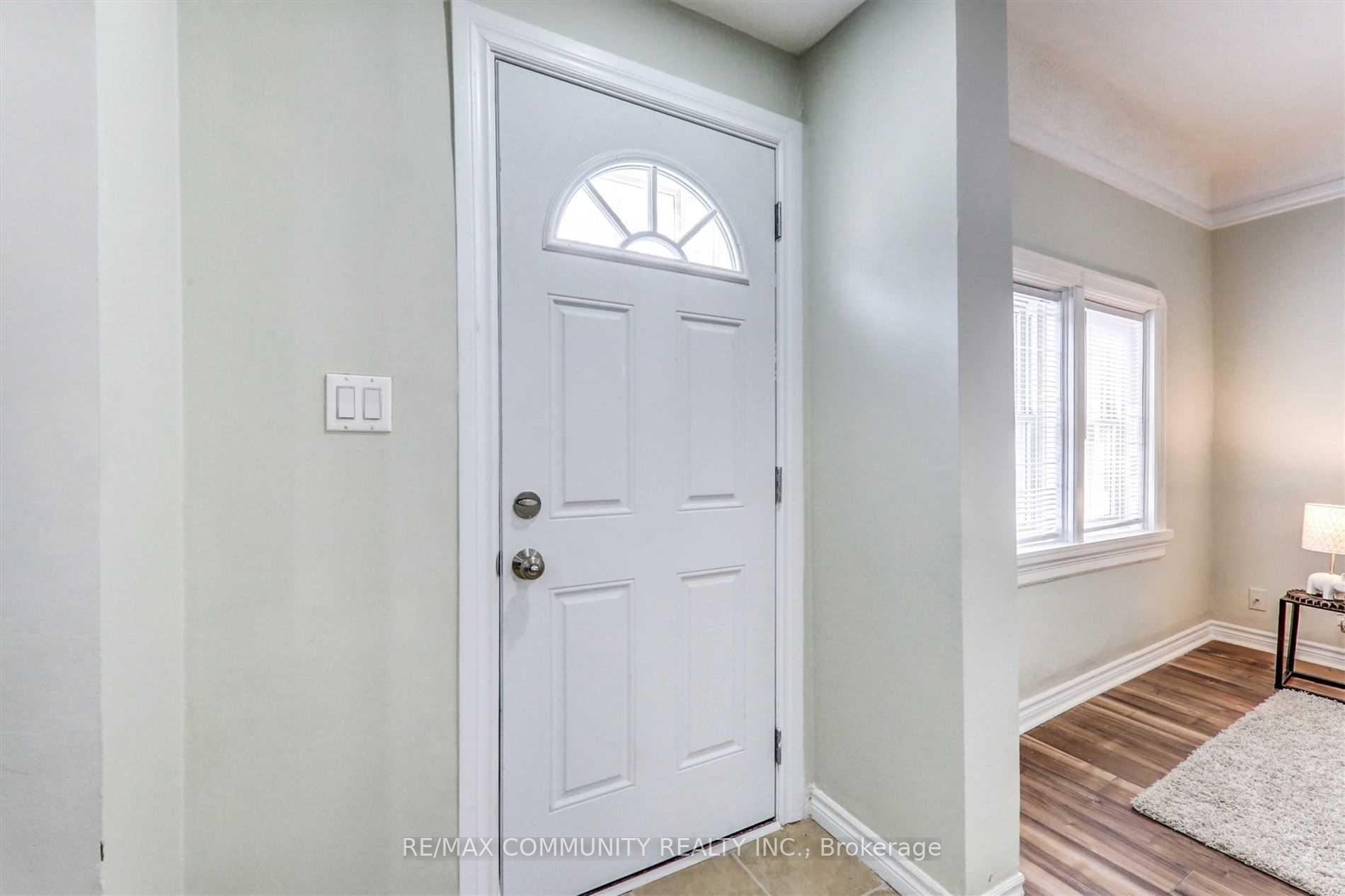 Photo 5 of 70 Colborne Street W, Oshawa, O'Neill — HOMEH