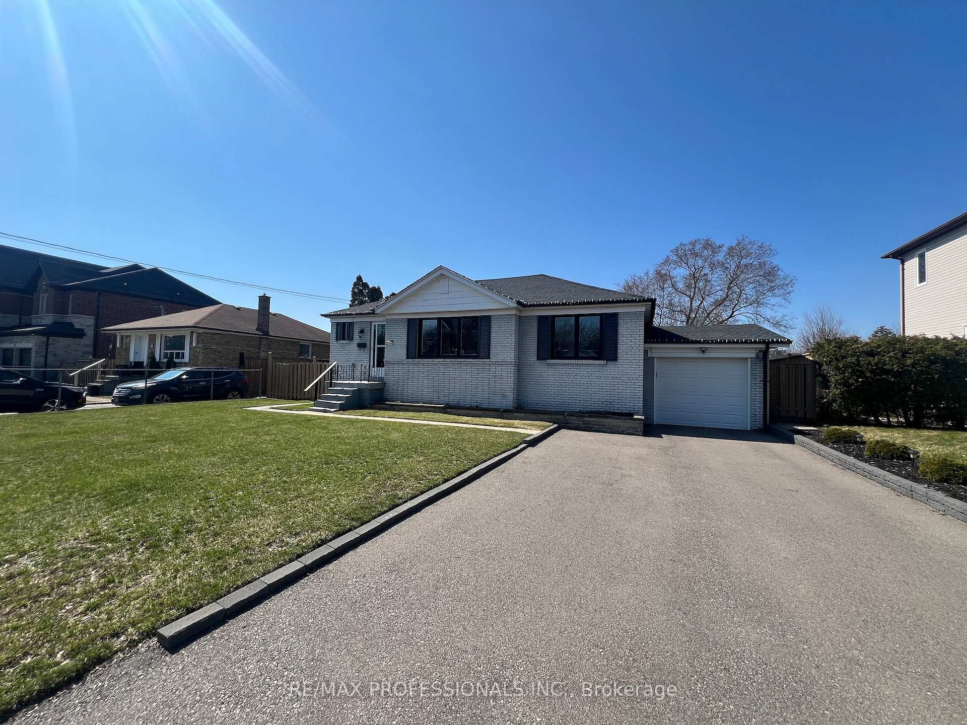 Photo 1 of 2504 Donnavale Drive, Mississauga, Cooksville — HOMEH