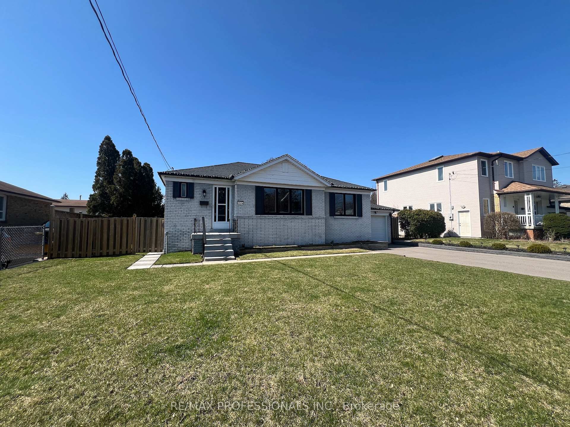 Photo 2 of 2504 Donnavale Drive, Mississauga, Cooksville — HOMEH