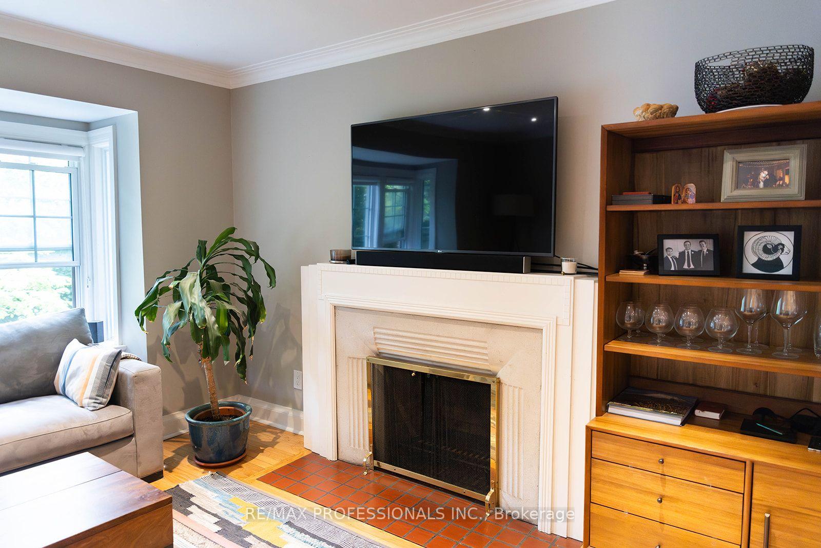 Photo 4 of 82 Ellis Park Road, Toronto, High Park-Swansea — HOMEH