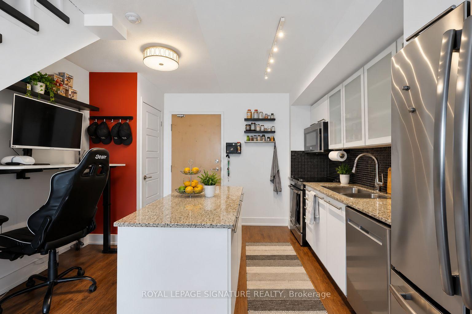 Photo 3 of Unit 917, 1040 The Queensway, Etobicoke, Stonegate-Queensway — HOMEH