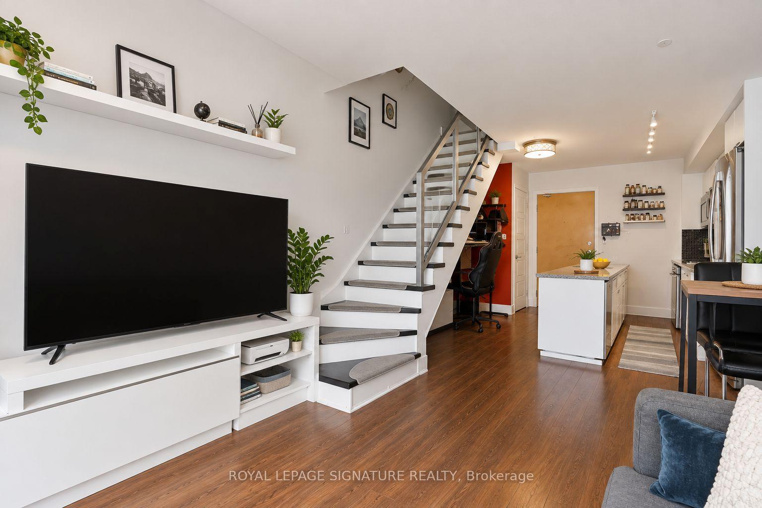 Photo 4 of Unit 917, 1040 The Queensway, Etobicoke, Stonegate-Queensway — HOMEH