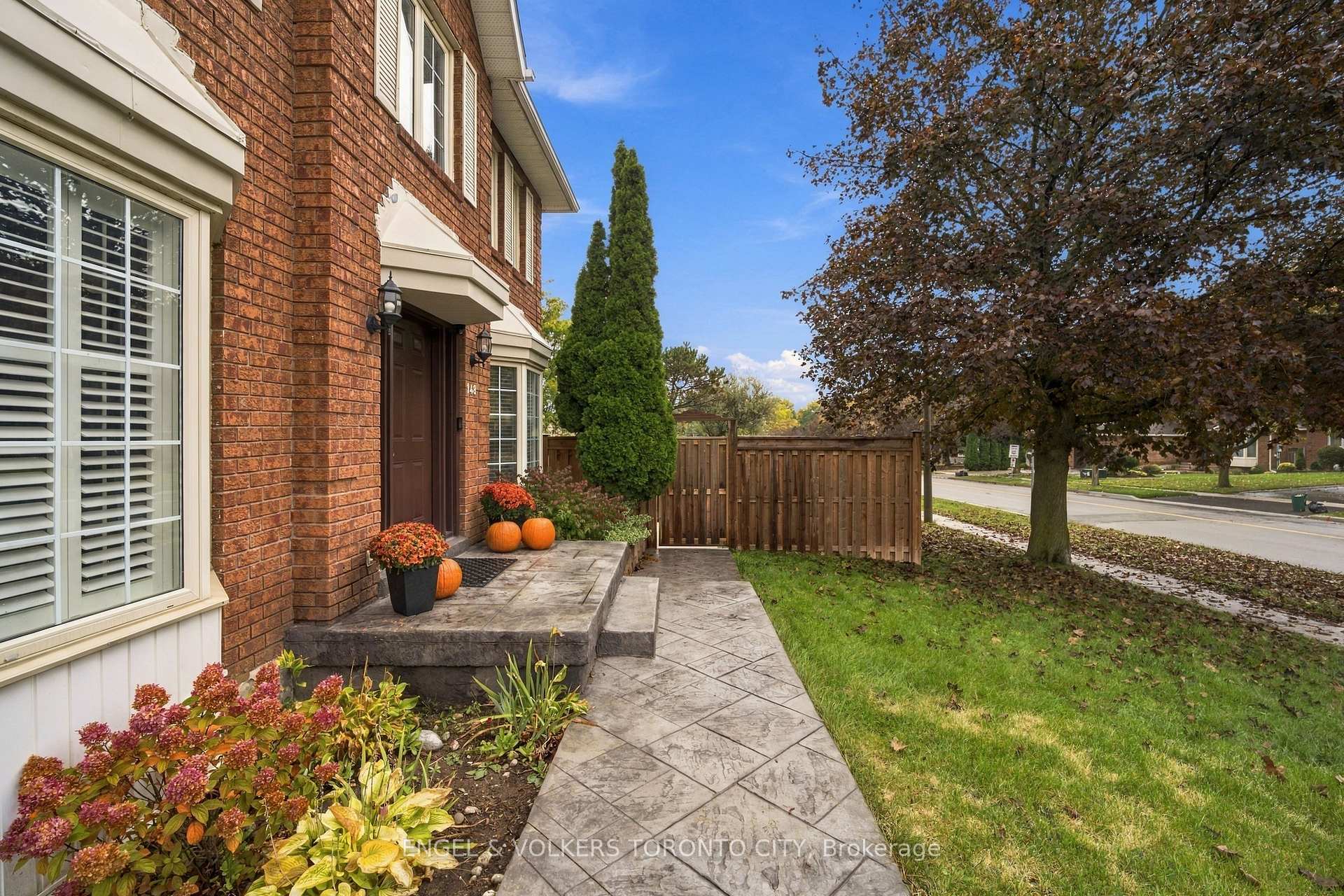 Photo 6 of 148 Aurora Heights Drive, Aurora, Aurora Heights — HOMEH