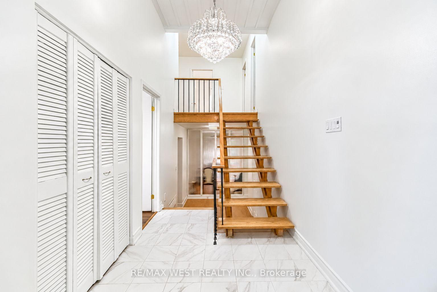 Photo 2 of 42 Masseygrove Crescent, Etobicoke, Mount Olive-Silverstone-Jamestown — HOMEH