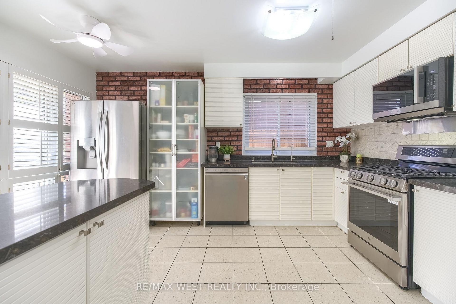 Photo 4 of 42 Masseygrove Crescent, Etobicoke, Mount Olive-Silverstone-Jamestown — HOMEH