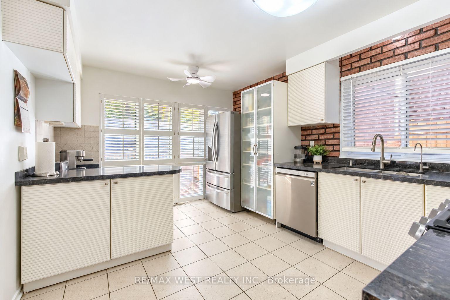 Photo 5 of 42 Masseygrove Crescent, Etobicoke, Mount Olive-Silverstone-Jamestown — HOMEH