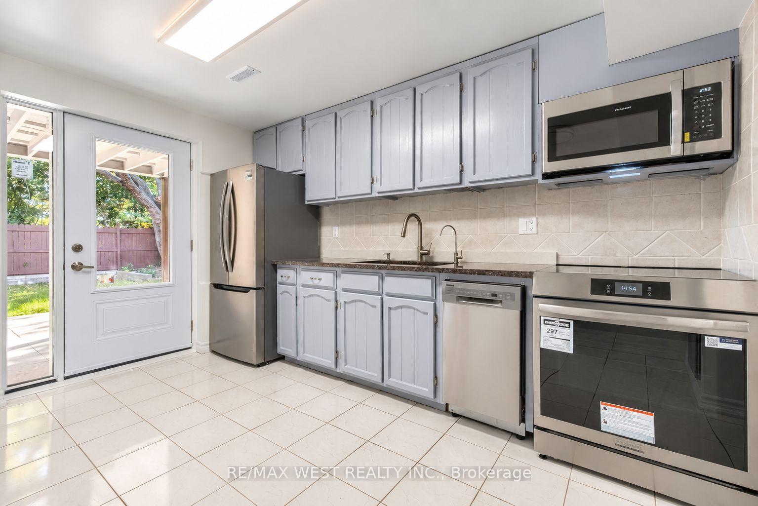 Photo 13 of 42 Masseygrove Crescent, Etobicoke, Mount Olive-Silverstone-Jamestown — HOMEH