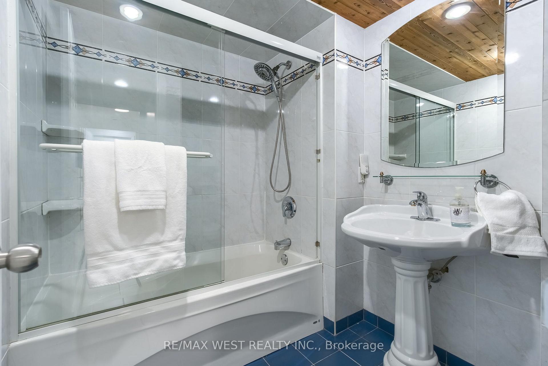 Photo 16 of 42 Masseygrove Crescent, Etobicoke, Mount Olive-Silverstone-Jamestown — HOMEH