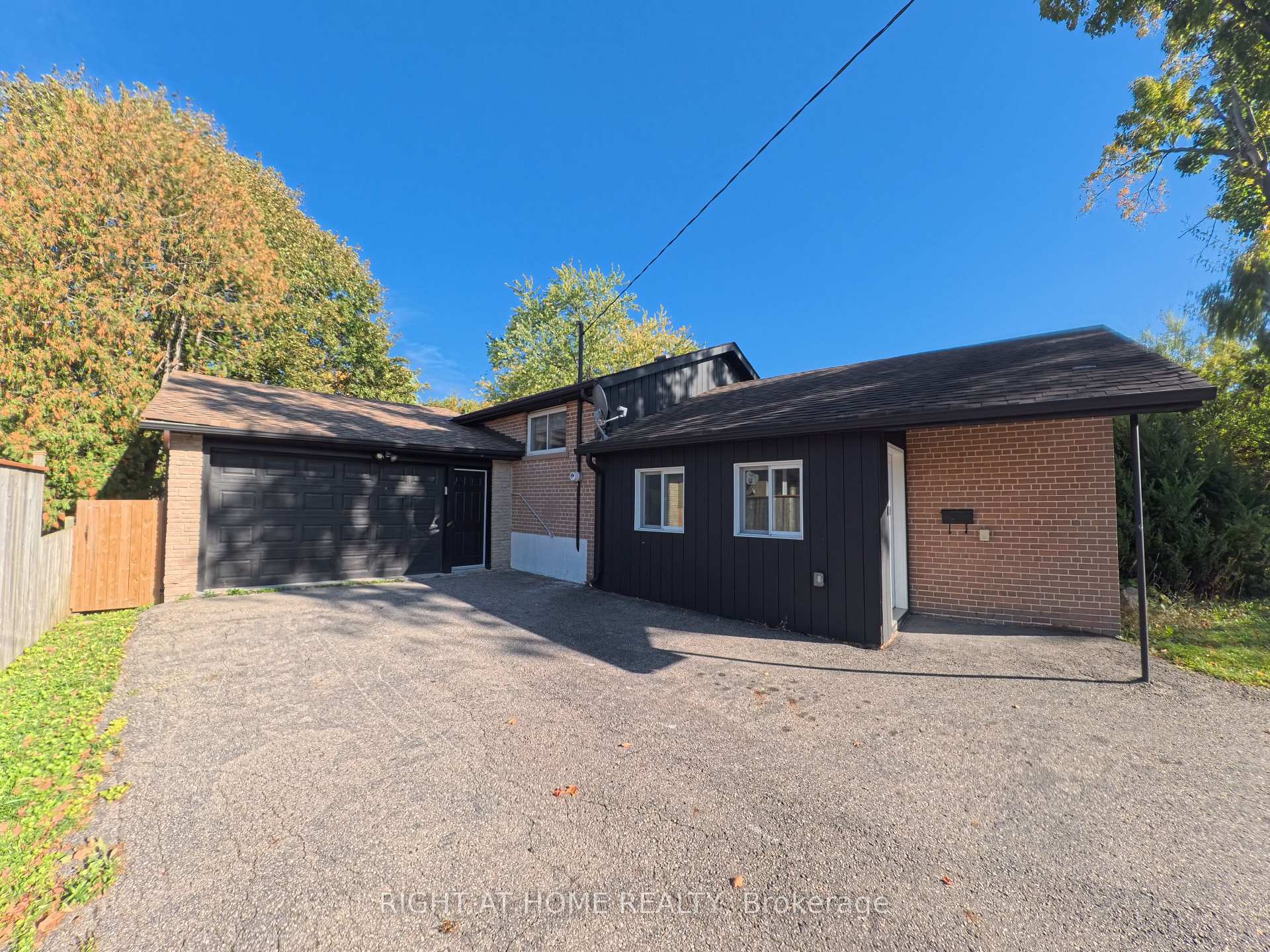 Photo 3 of 35 Knowles Crescent, Aurora, Aurora Highlands — HOMEH
