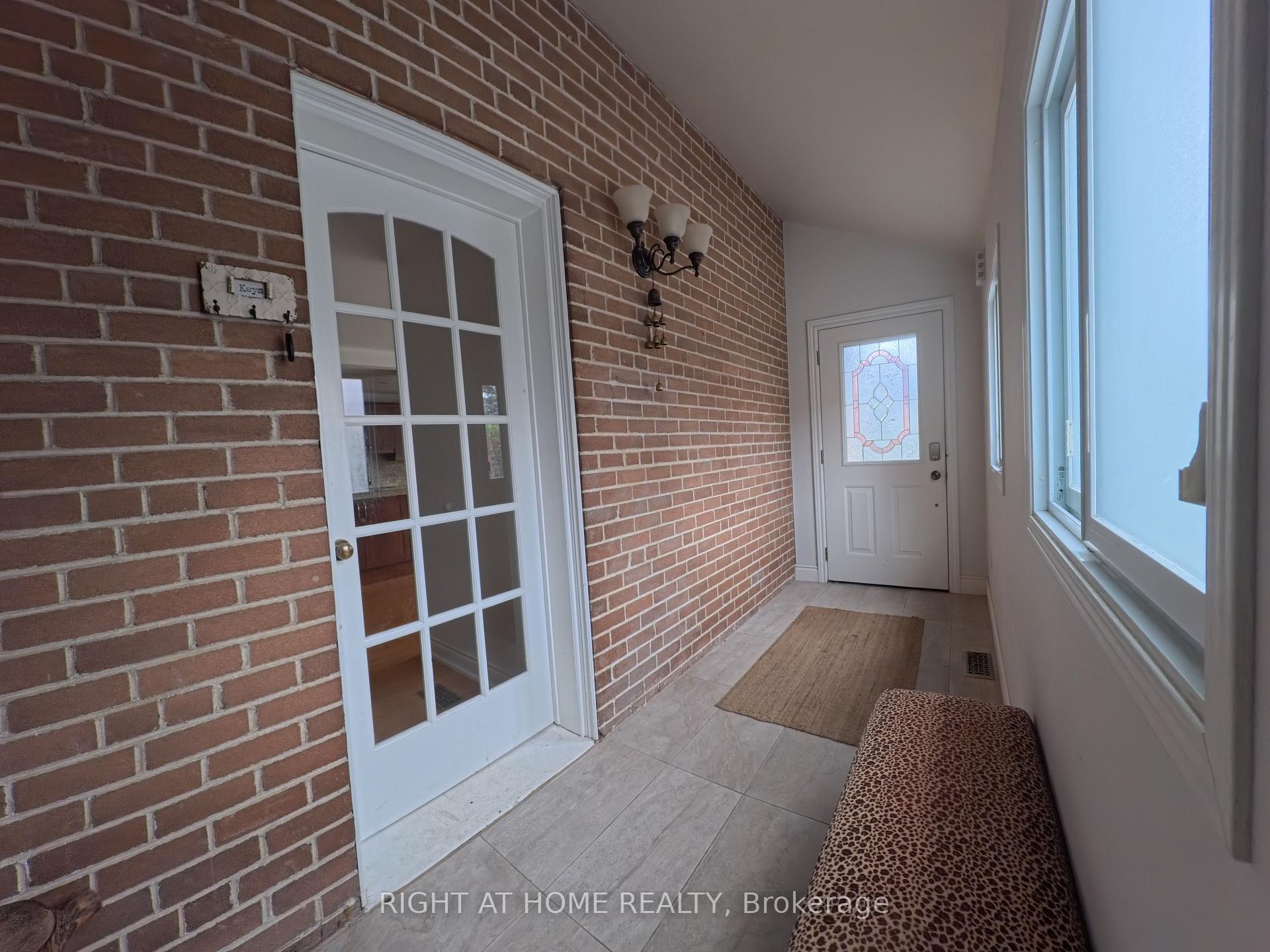Photo 4 of 35 Knowles Crescent, Aurora, Aurora Highlands — HOMEH