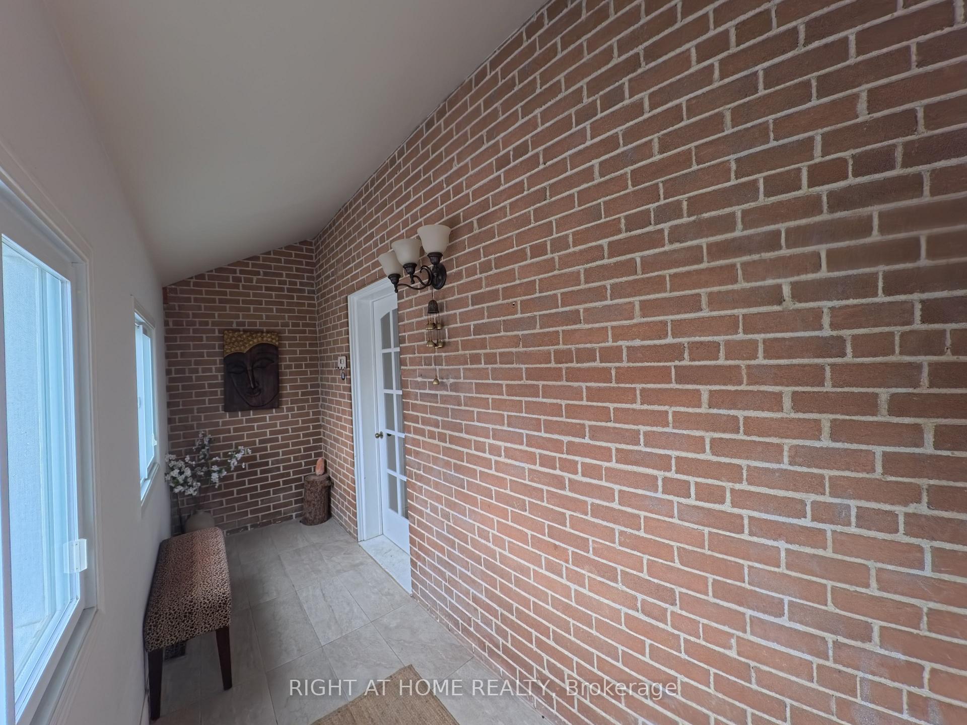 Photo 5 of 35 Knowles Crescent, Aurora, Aurora Highlands — HOMEH
