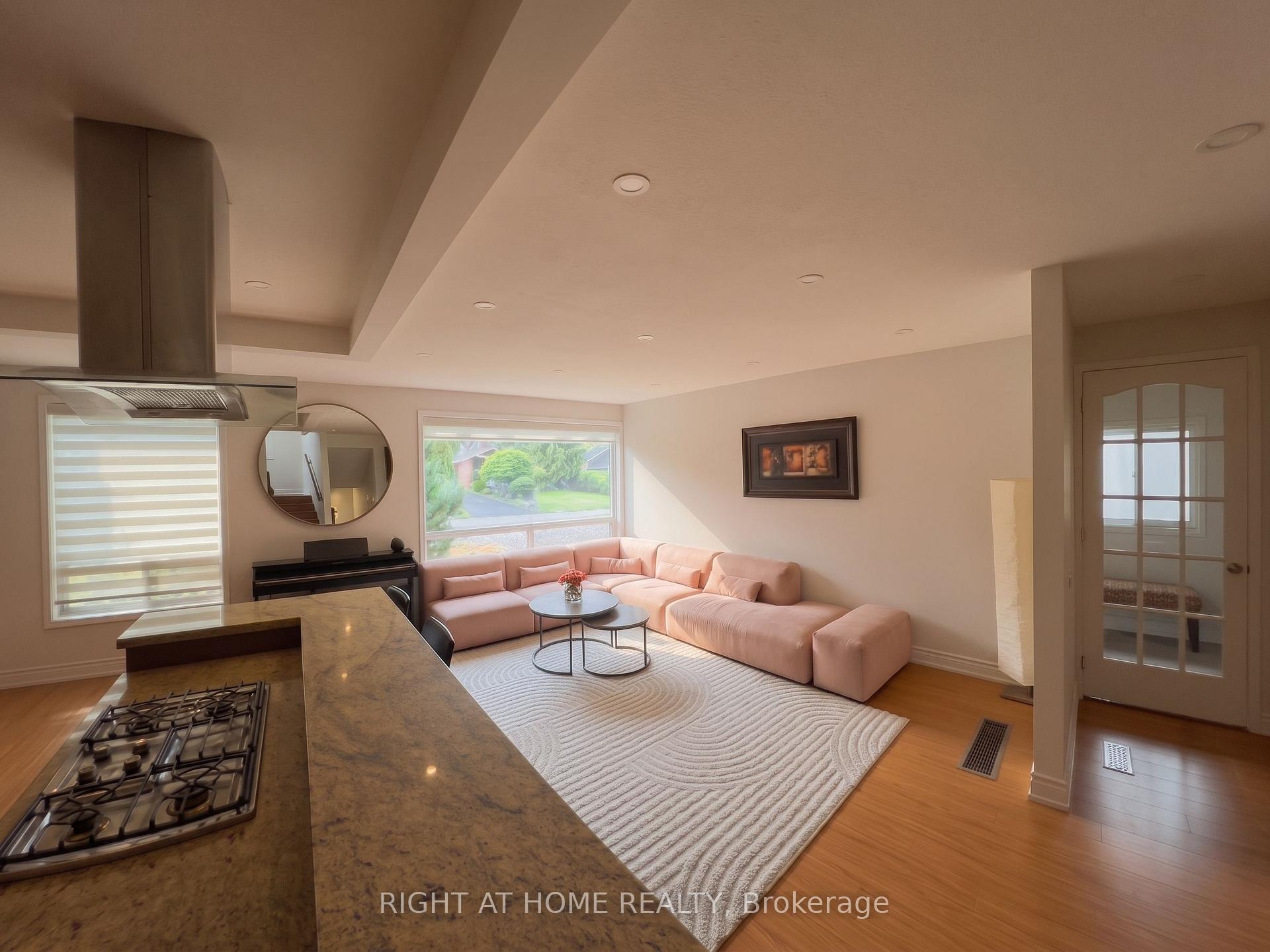 Photo 6 of 35 Knowles Crescent, Aurora, Aurora Highlands — HOMEH