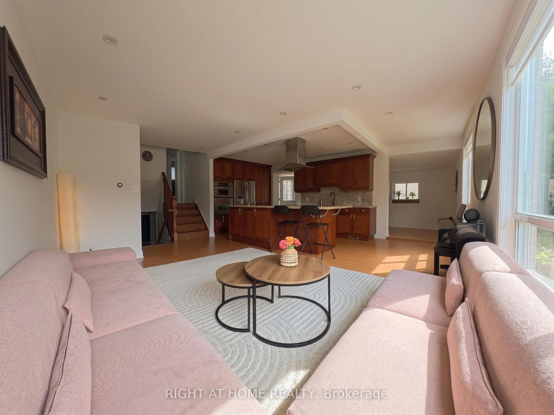 Photo 8 of 35 Knowles Crescent, Aurora, Aurora Highlands — HOMEH
