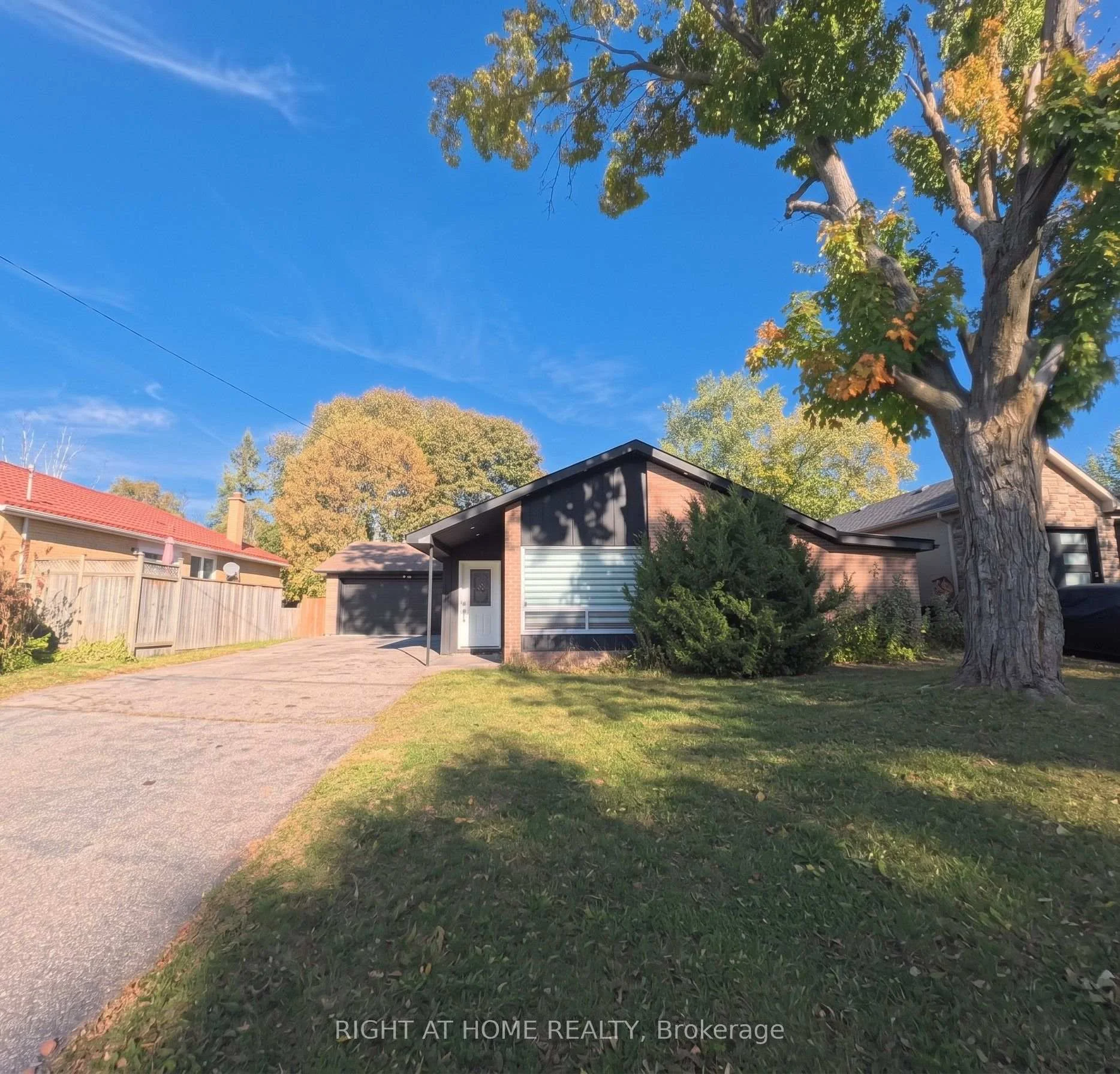 Photo 2 of 35 Knowles Crescent, Aurora, Aurora Highlands — HOMEH