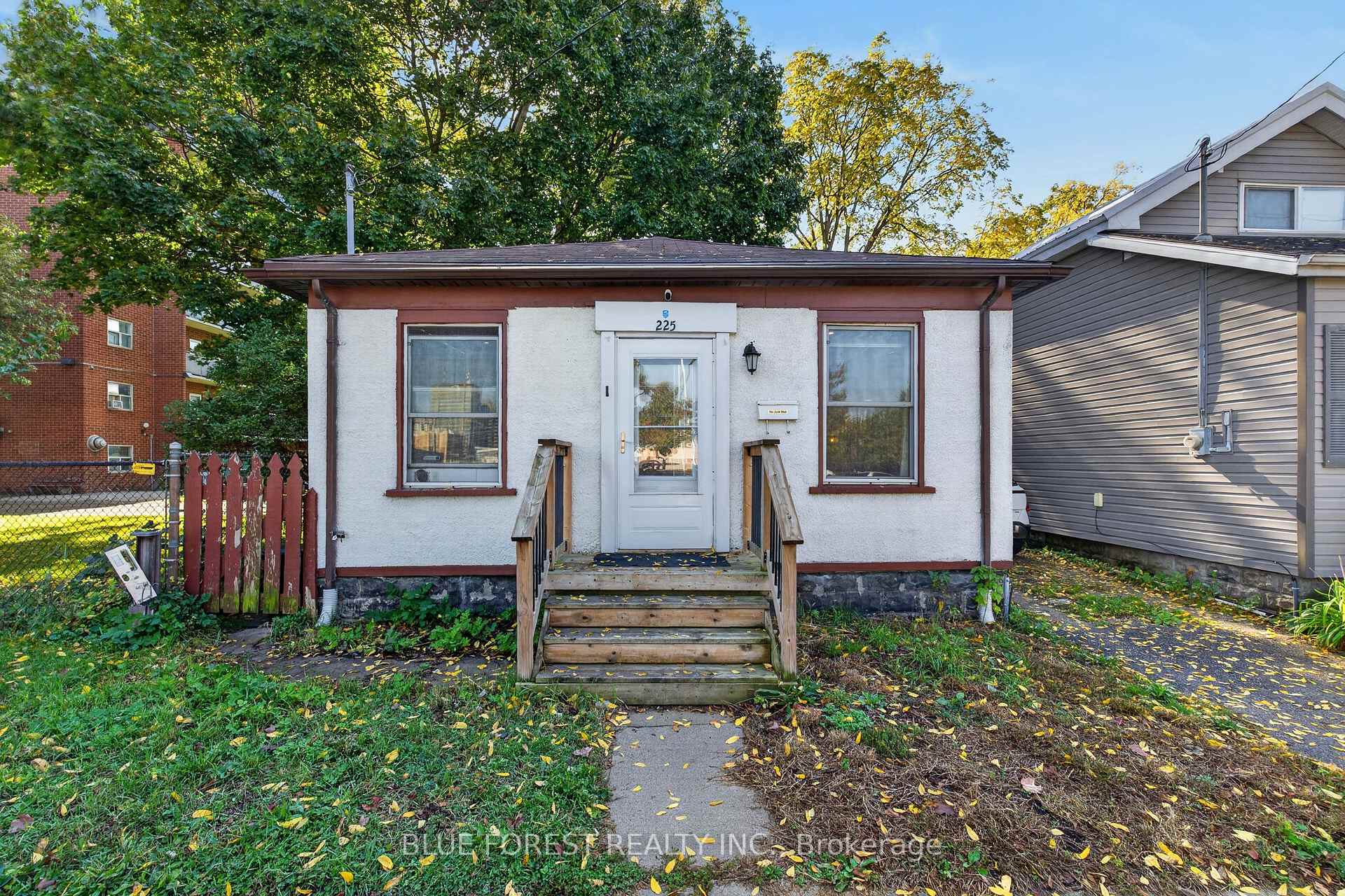 Photo of 225 Simcoe Street