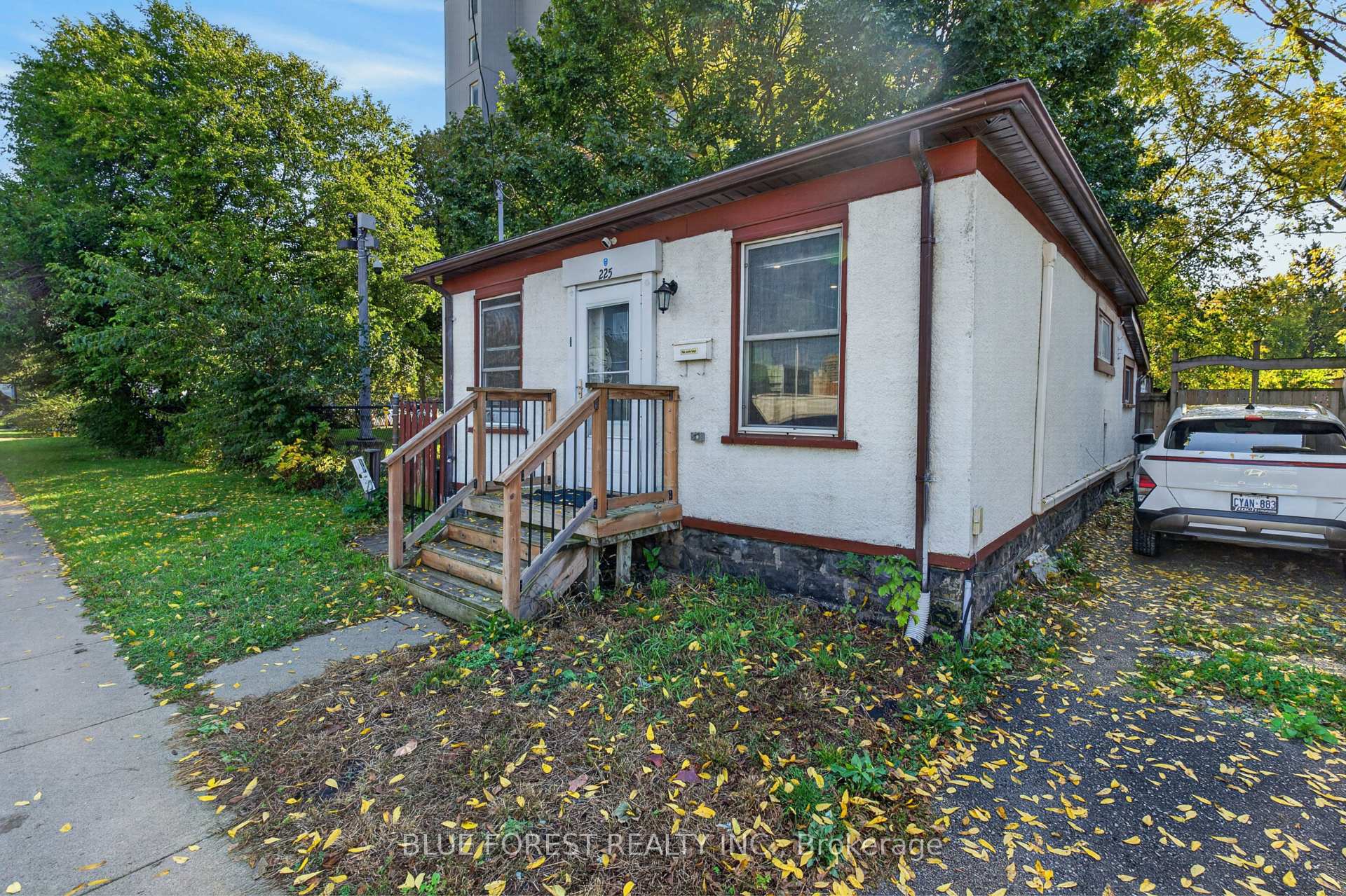 Photo 2 of 225 Simcoe Street, London, East K — HOMEH
