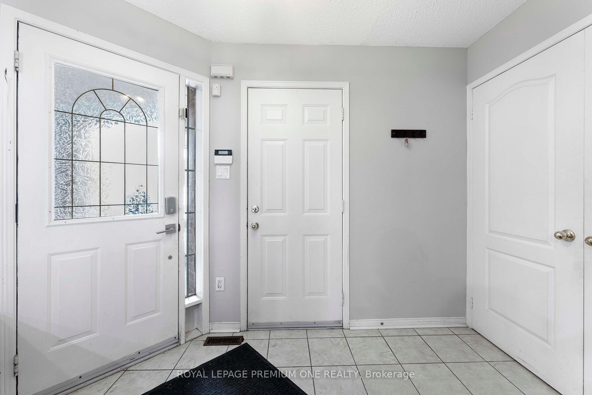 Photo 3 of 167 Parktree Drive, Vaughan, Maple — HOMEH