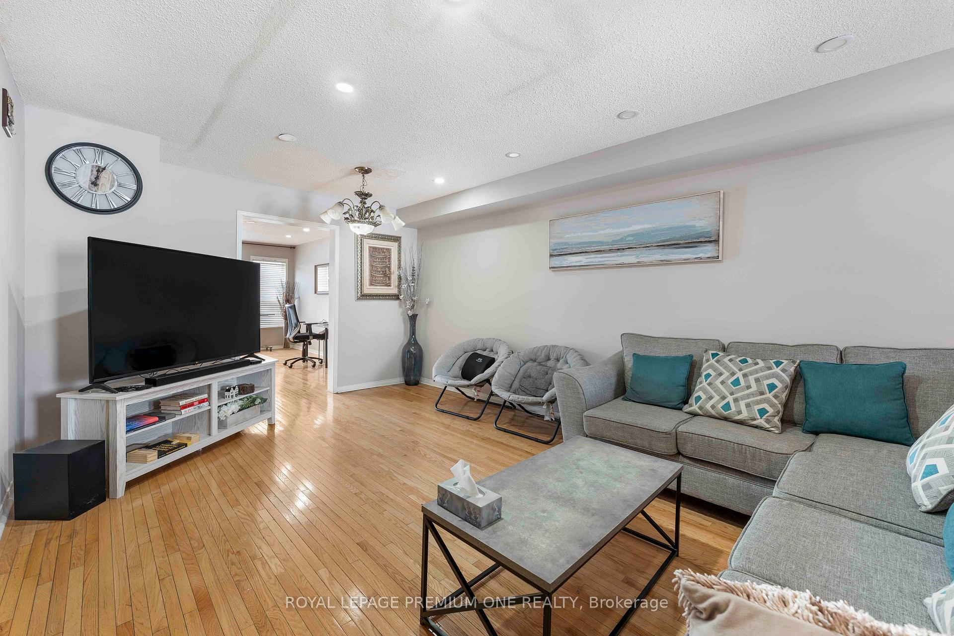 Photo 4 of 167 Parktree Drive, Vaughan, Maple — HOMEH