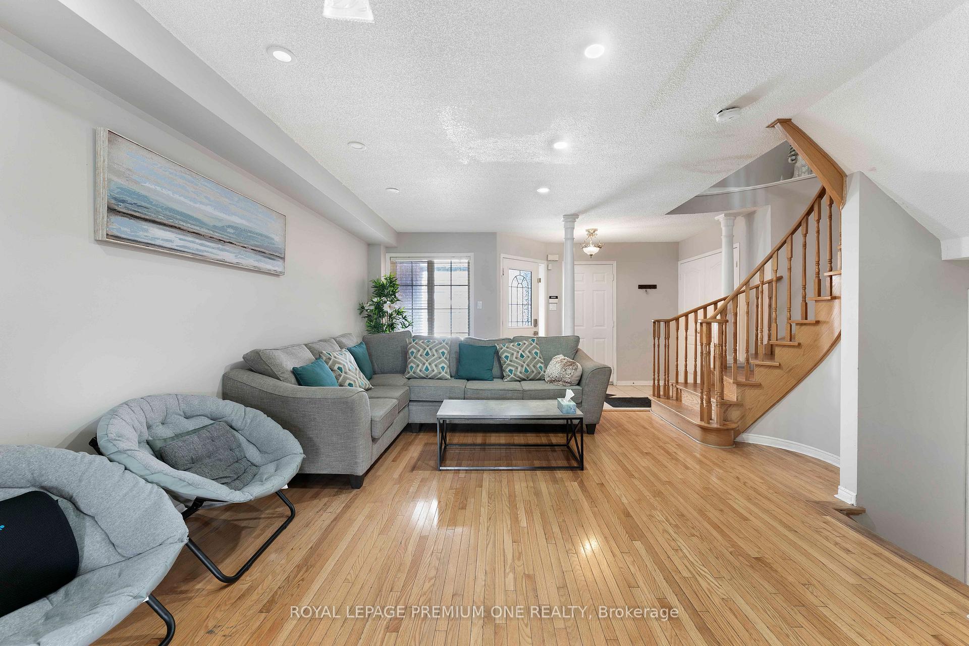 Photo 5 of 167 Parktree Drive, Vaughan, Maple — HOMEH