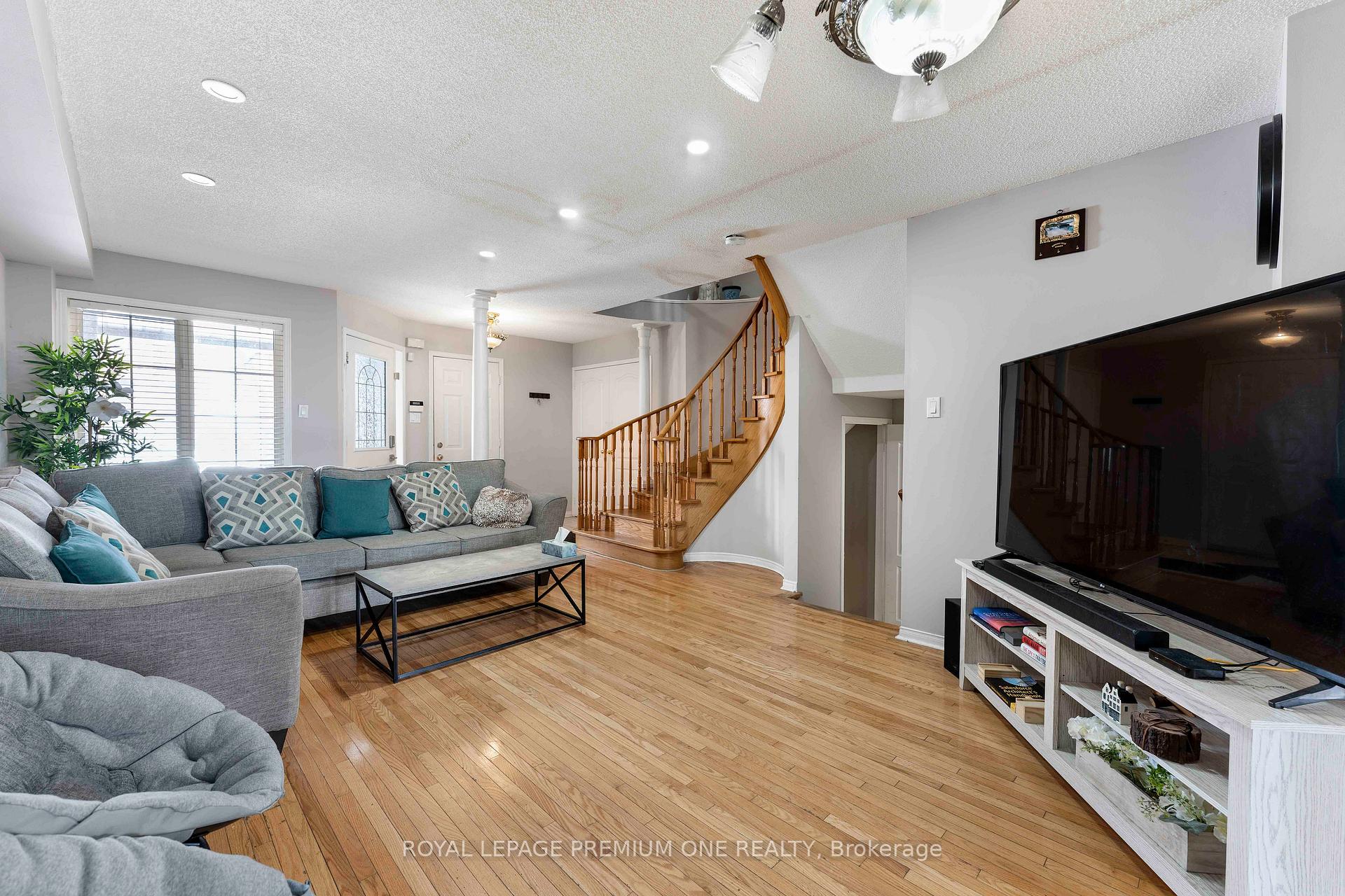 Photo 6 of 167 Parktree Drive, Vaughan, Maple — HOMEH