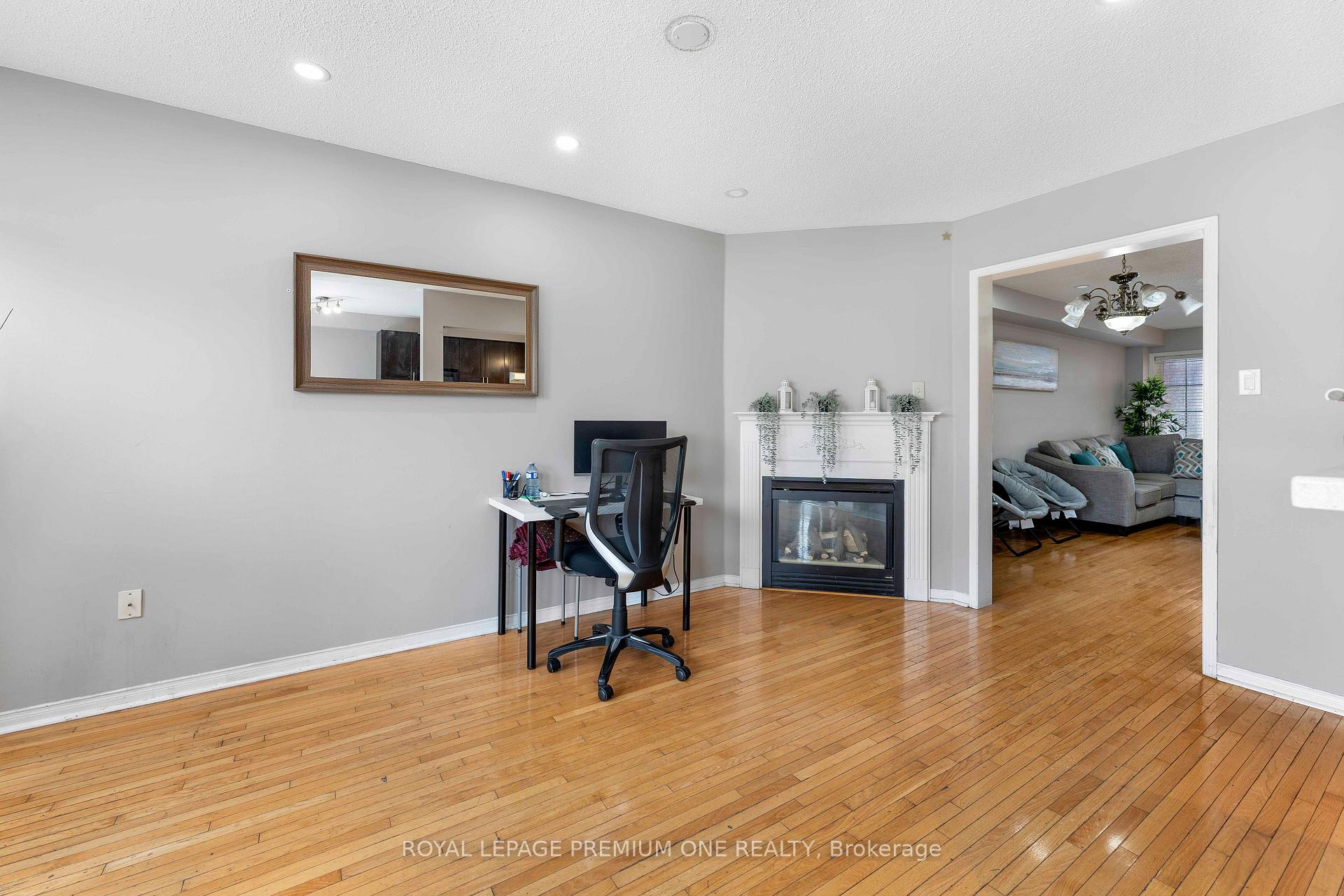 Photo 10 of 167 Parktree Drive, Vaughan, Maple — HOMEH