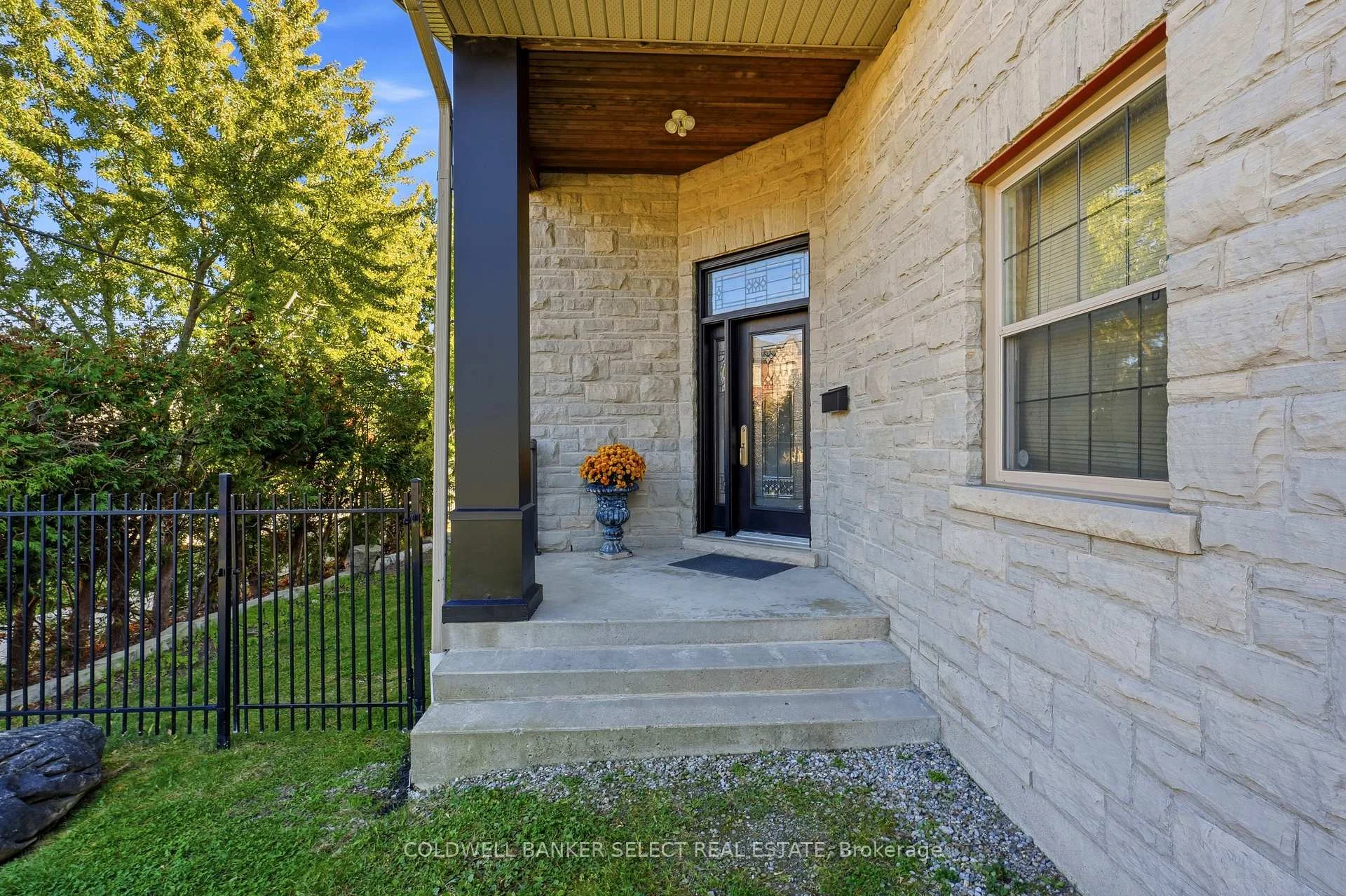 Photo 4 of 854 Sixth Street, Mississauga, Lakeview — HOMEH